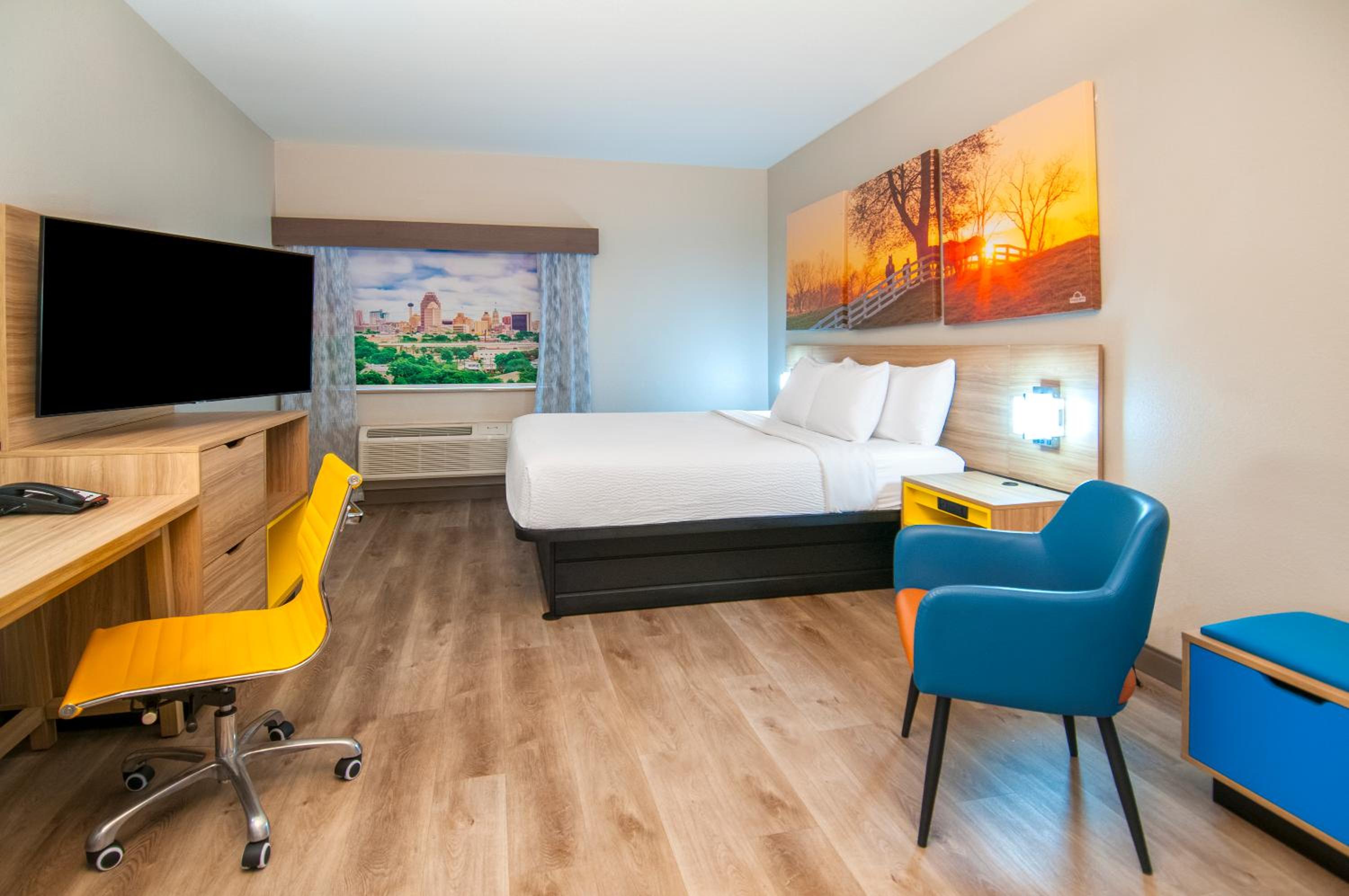 King Room - Non-Smoking - Photo 6