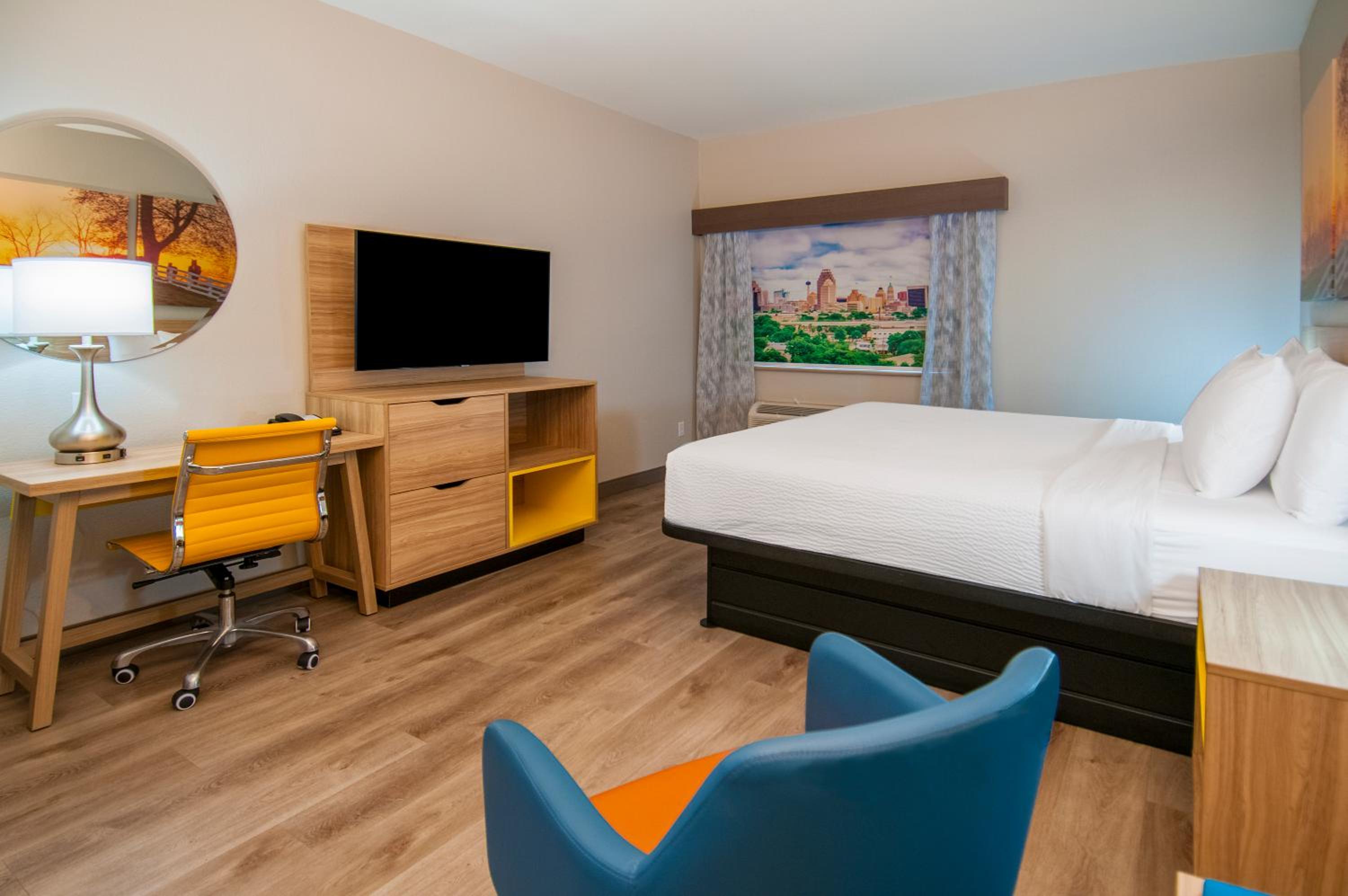 King Room - Non-Smoking - Photo 4