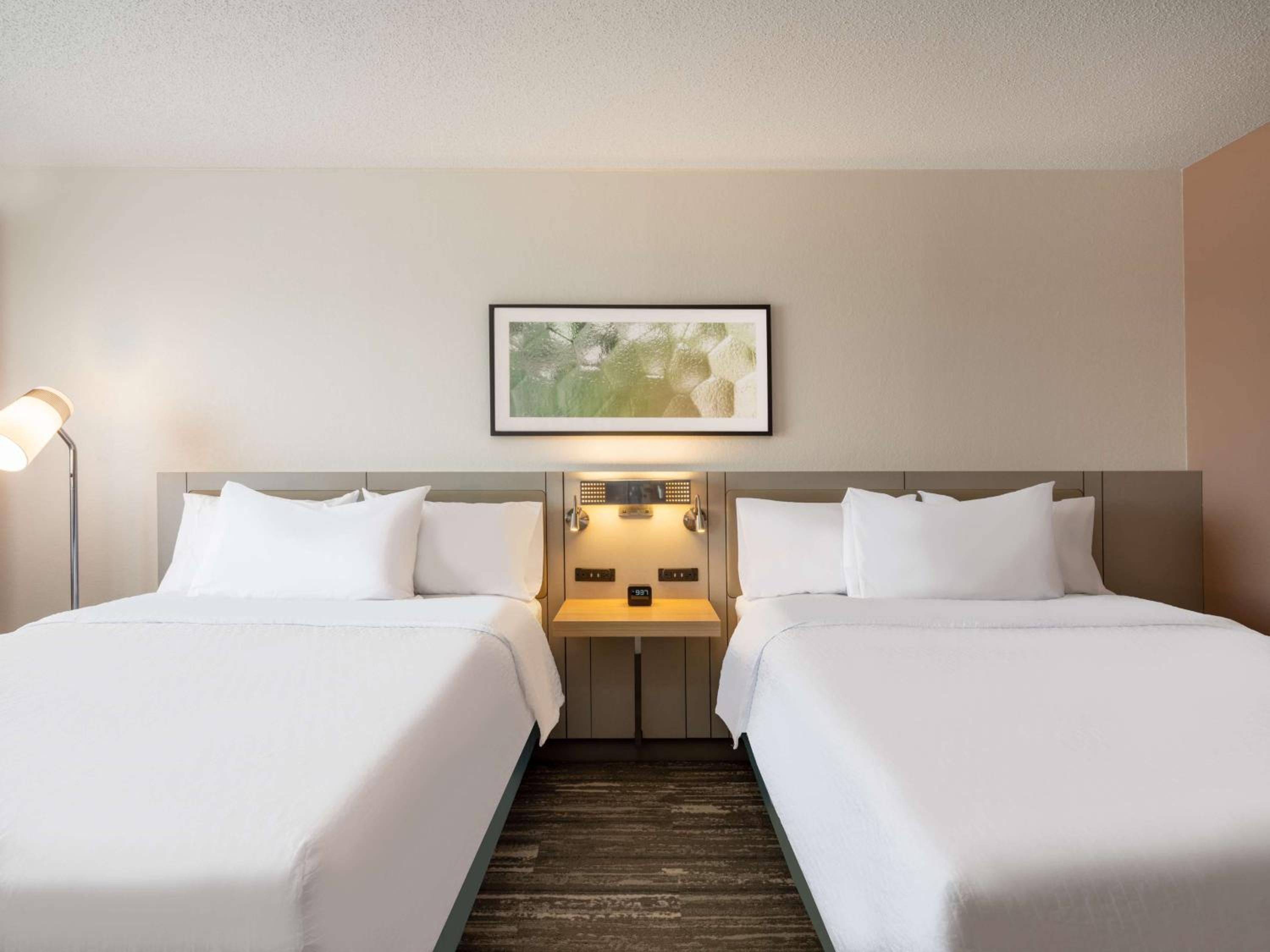 Queen Room with Two Queen Beds - Photo 2