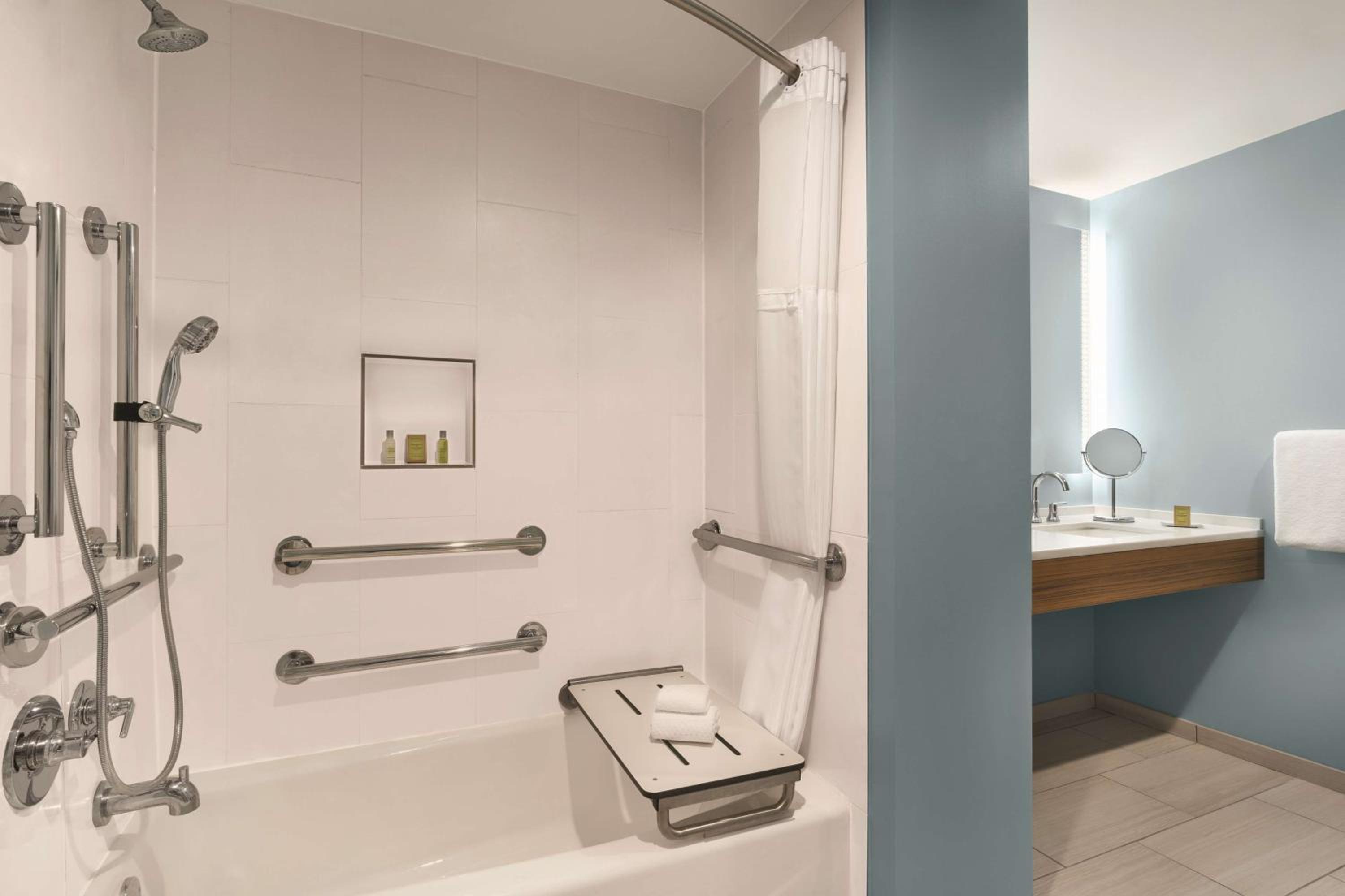 King Room with Bath Tub - Mobility Accessible - Photo 1