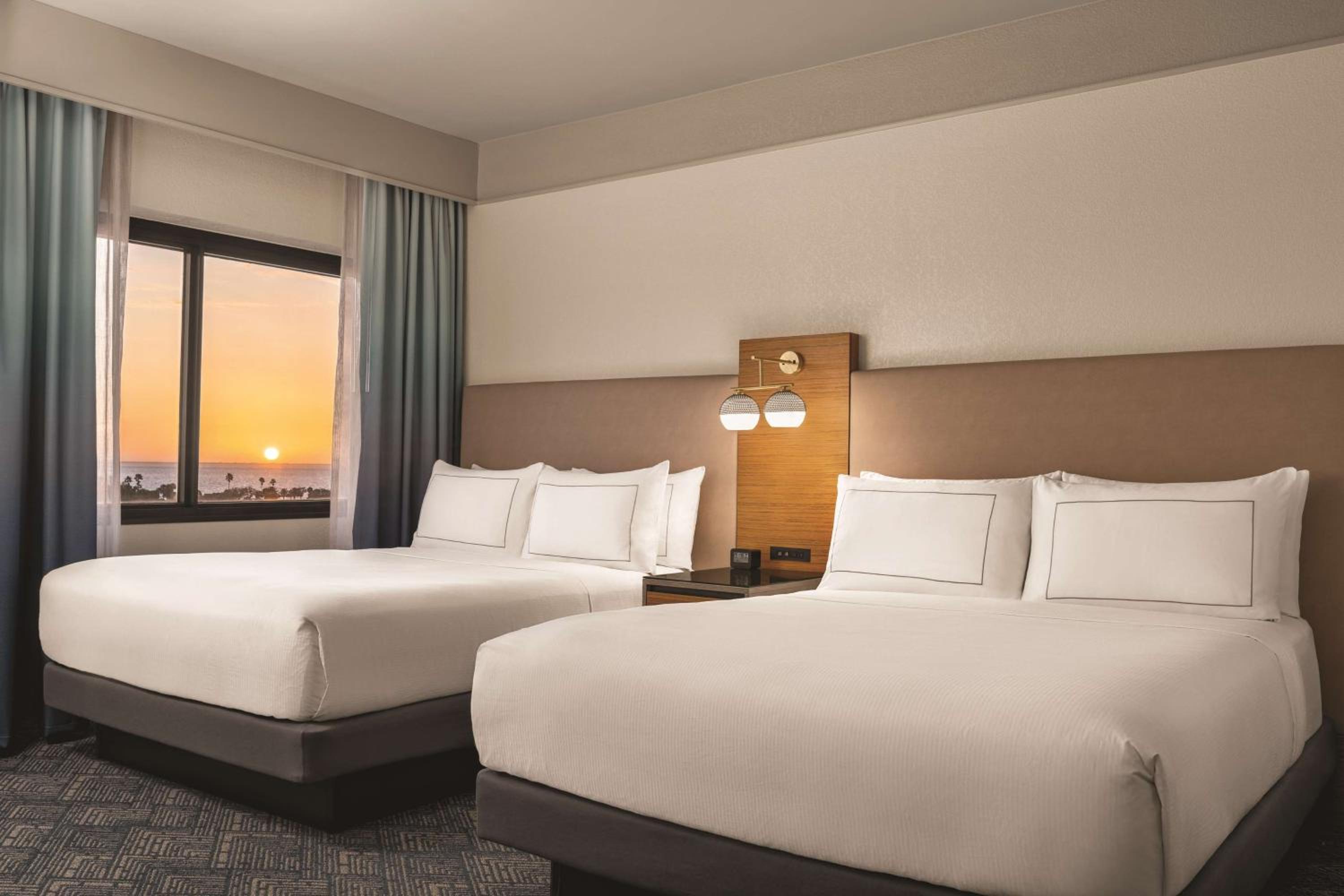 Queen Room with Two Queen Beds - Sunset View - Photo 1