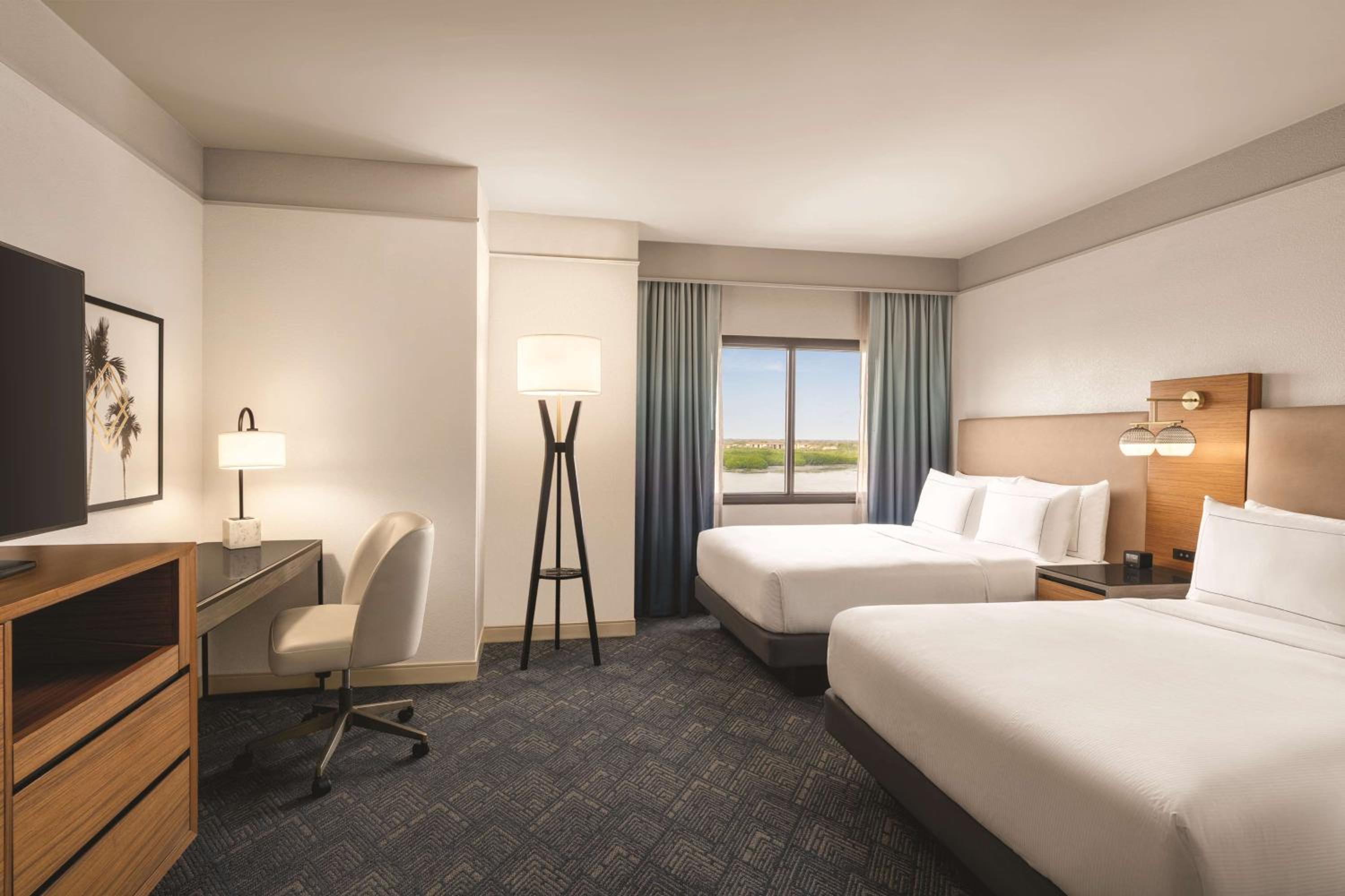 Queen Room with Two Queen Beds -Bay/Pool View - Photo 2