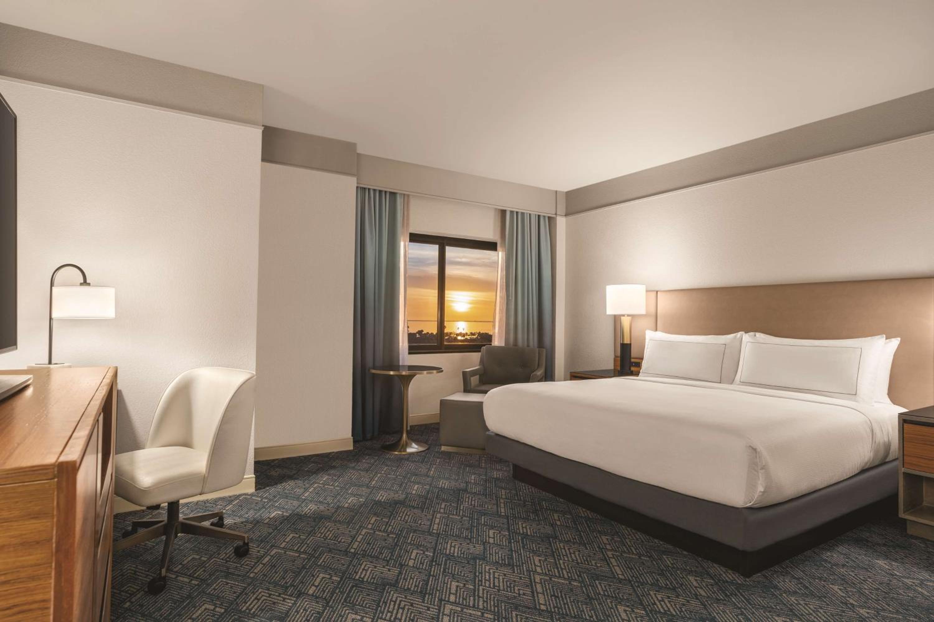 King Room with Sunset View - Photo 3