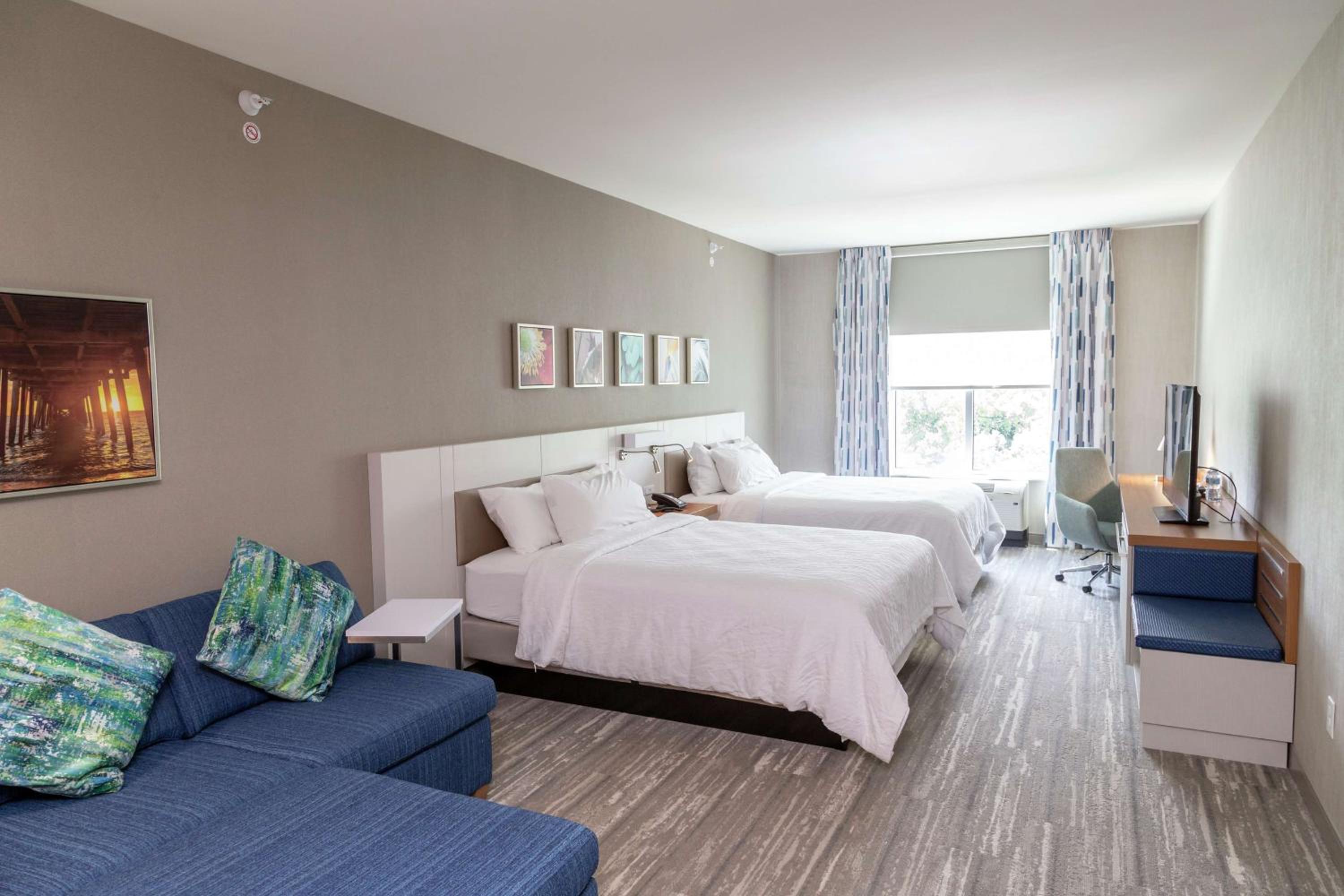 Deluxe Queen Room with Two Queen Beds photo 1