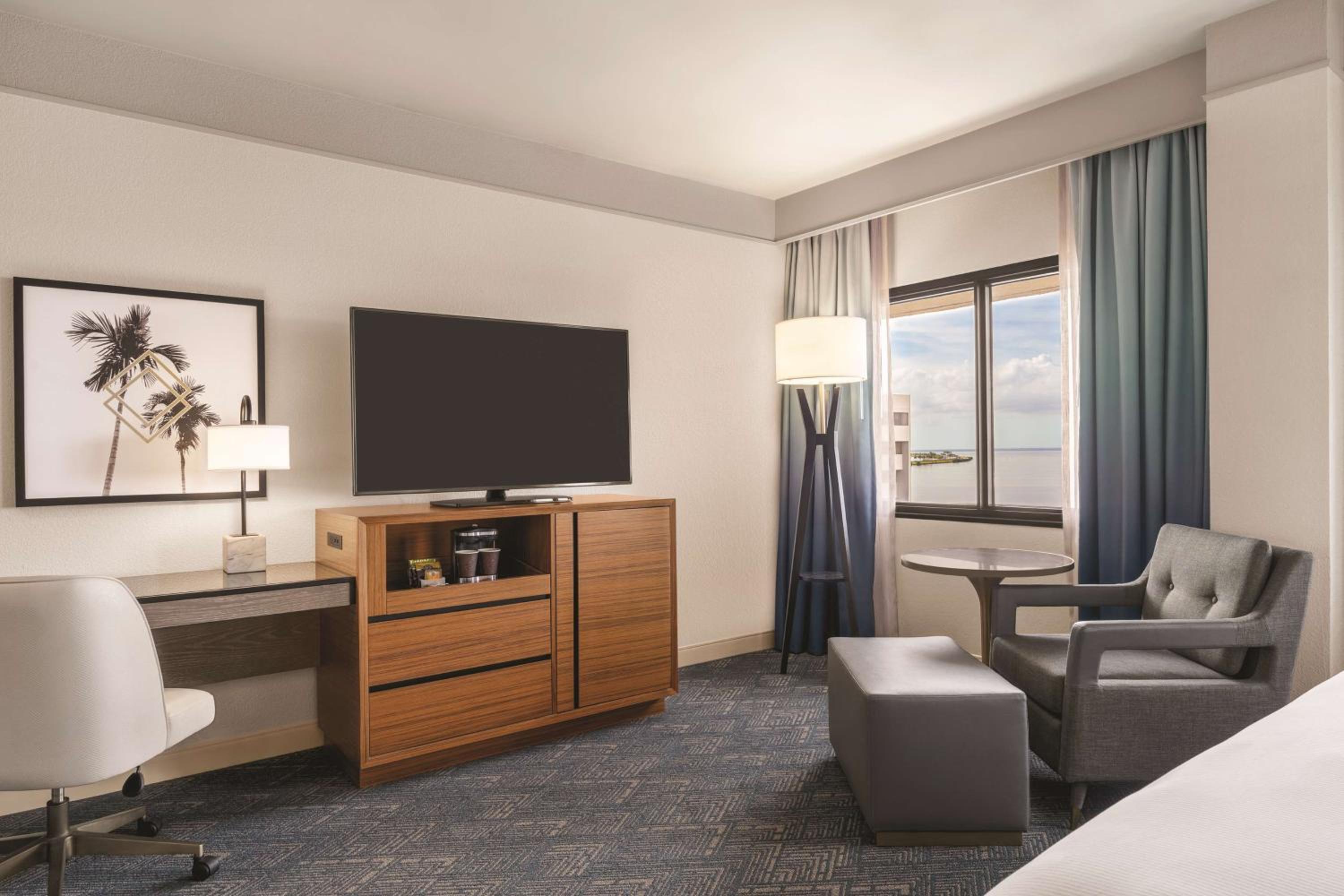 King Room with Bay/Pool View - Non-Smoking - Photo 3