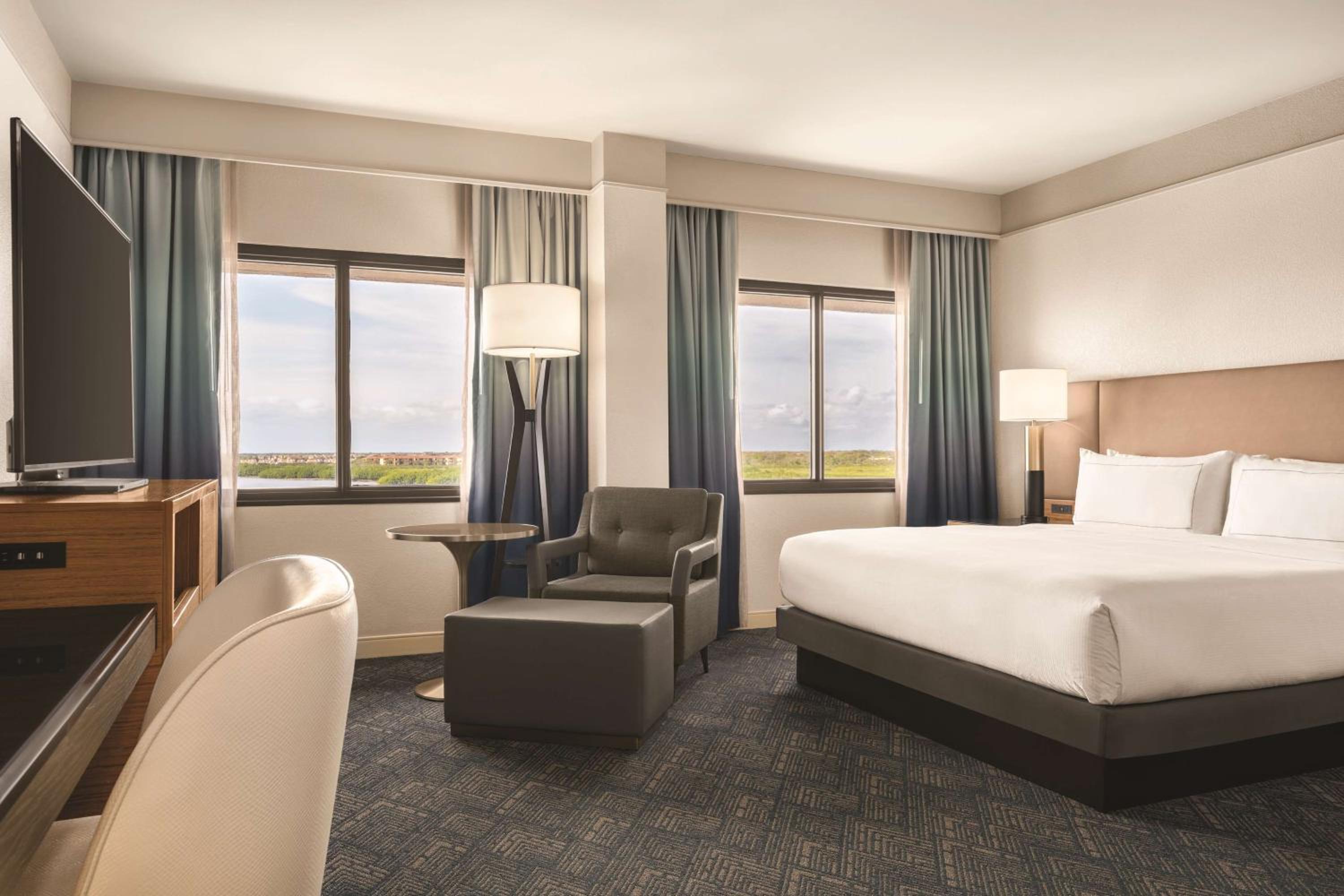 King Room with Bay/Pool View - Non-Smoking - Photo 4