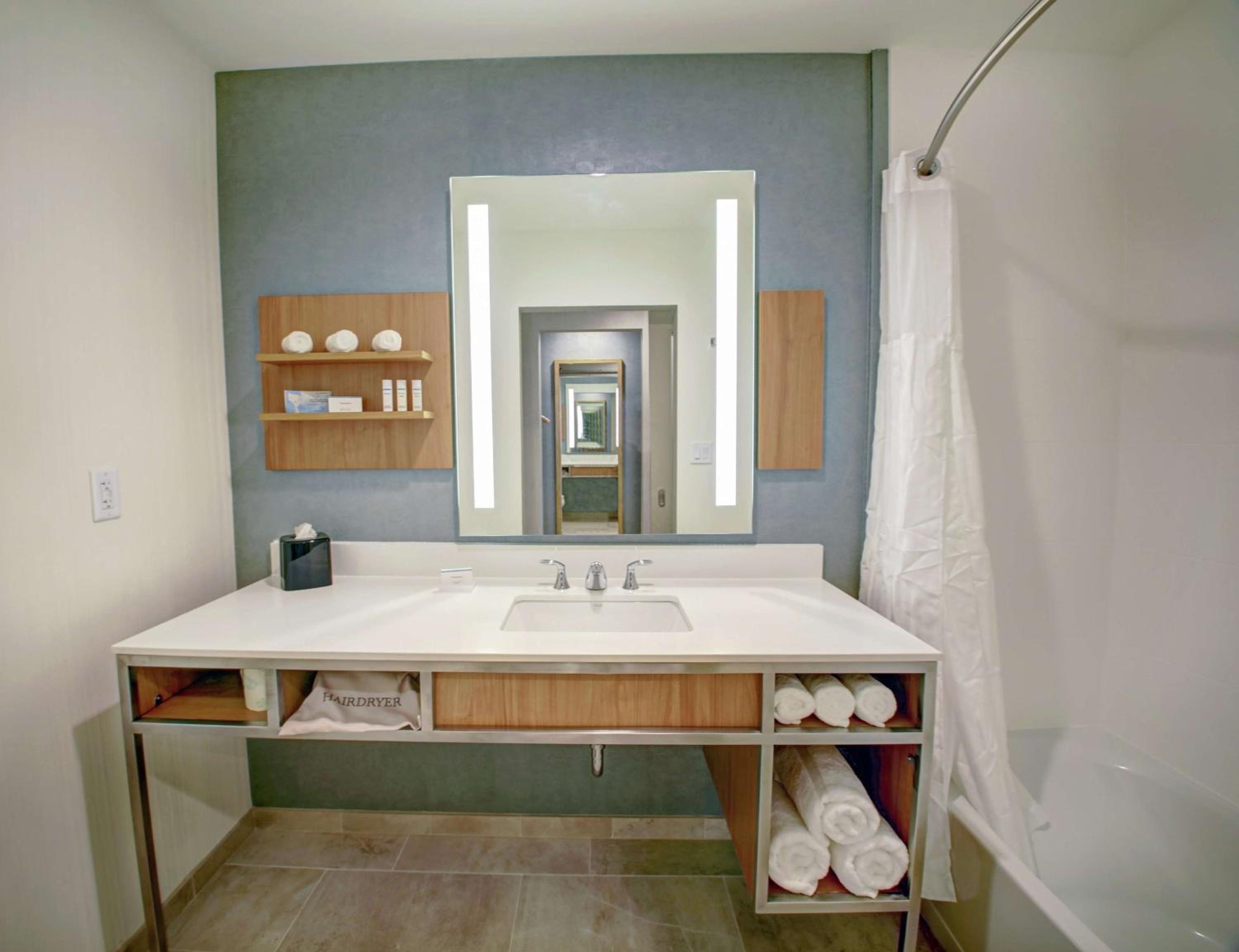 Queen Room with Two Queen Beds photo 2