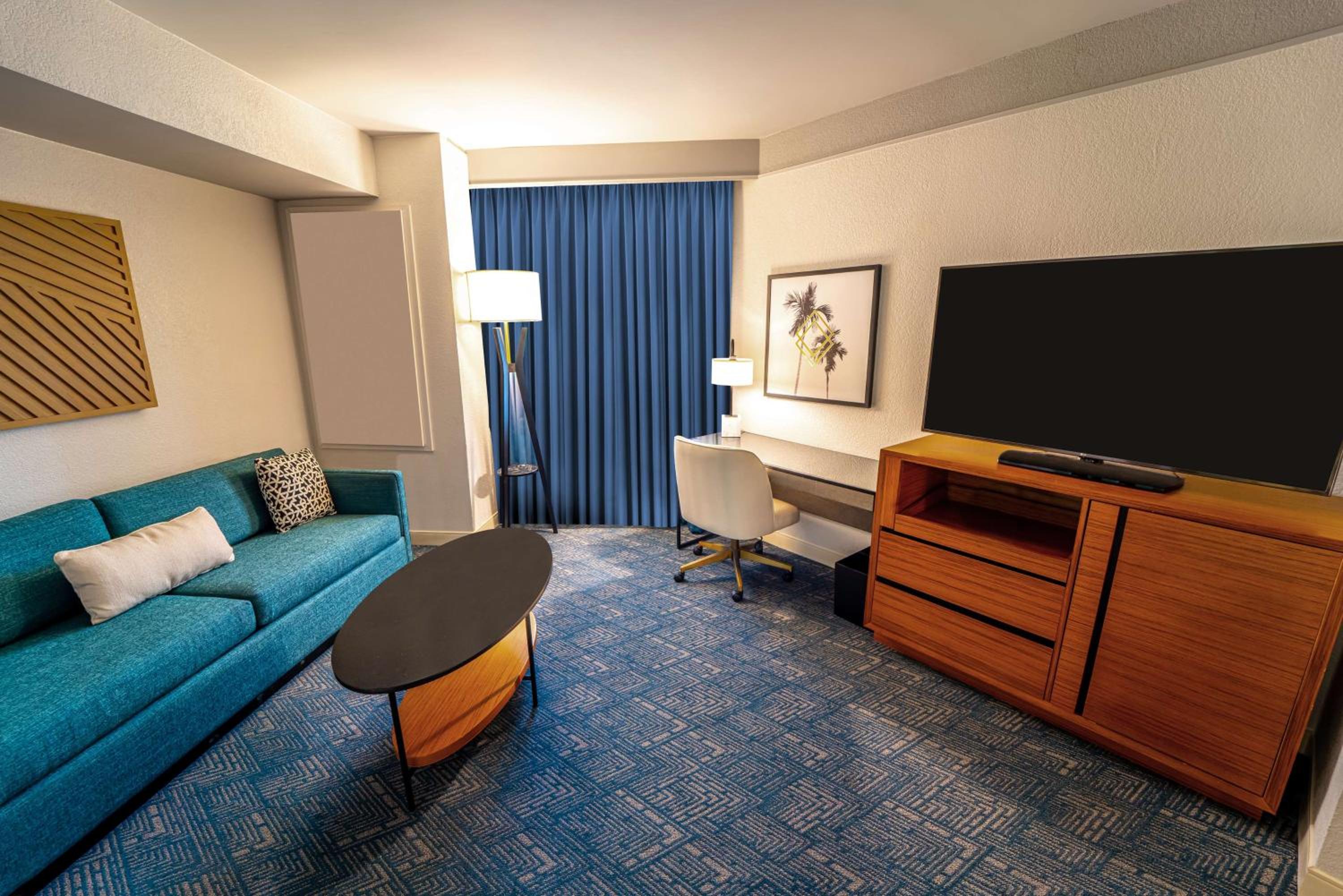 Queen Suite with Two Queen Beds and Sofa Bed - Photo 6