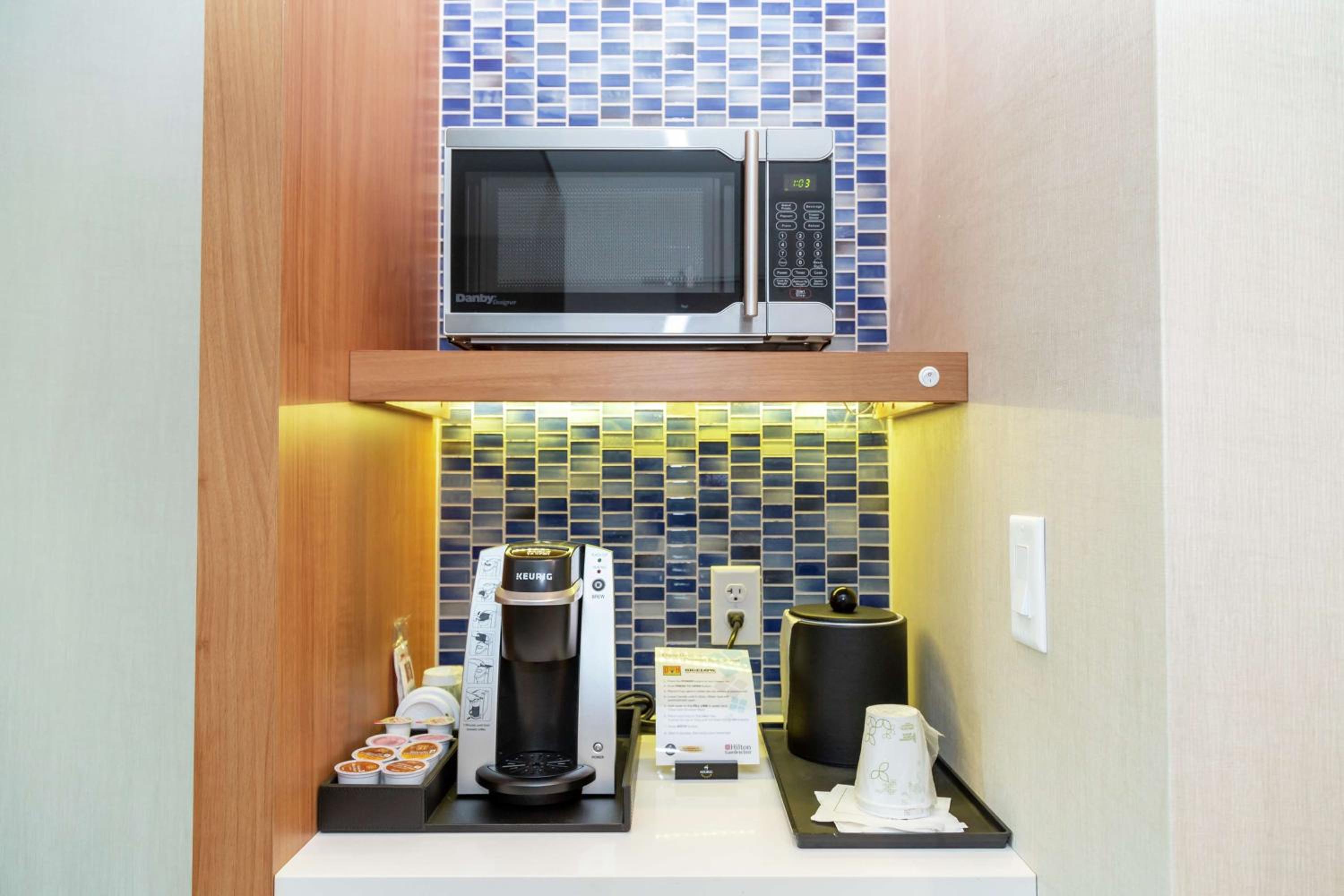 Queen Room with Two Queen Beds and Roll-In Shower - Mobility Access photo 3