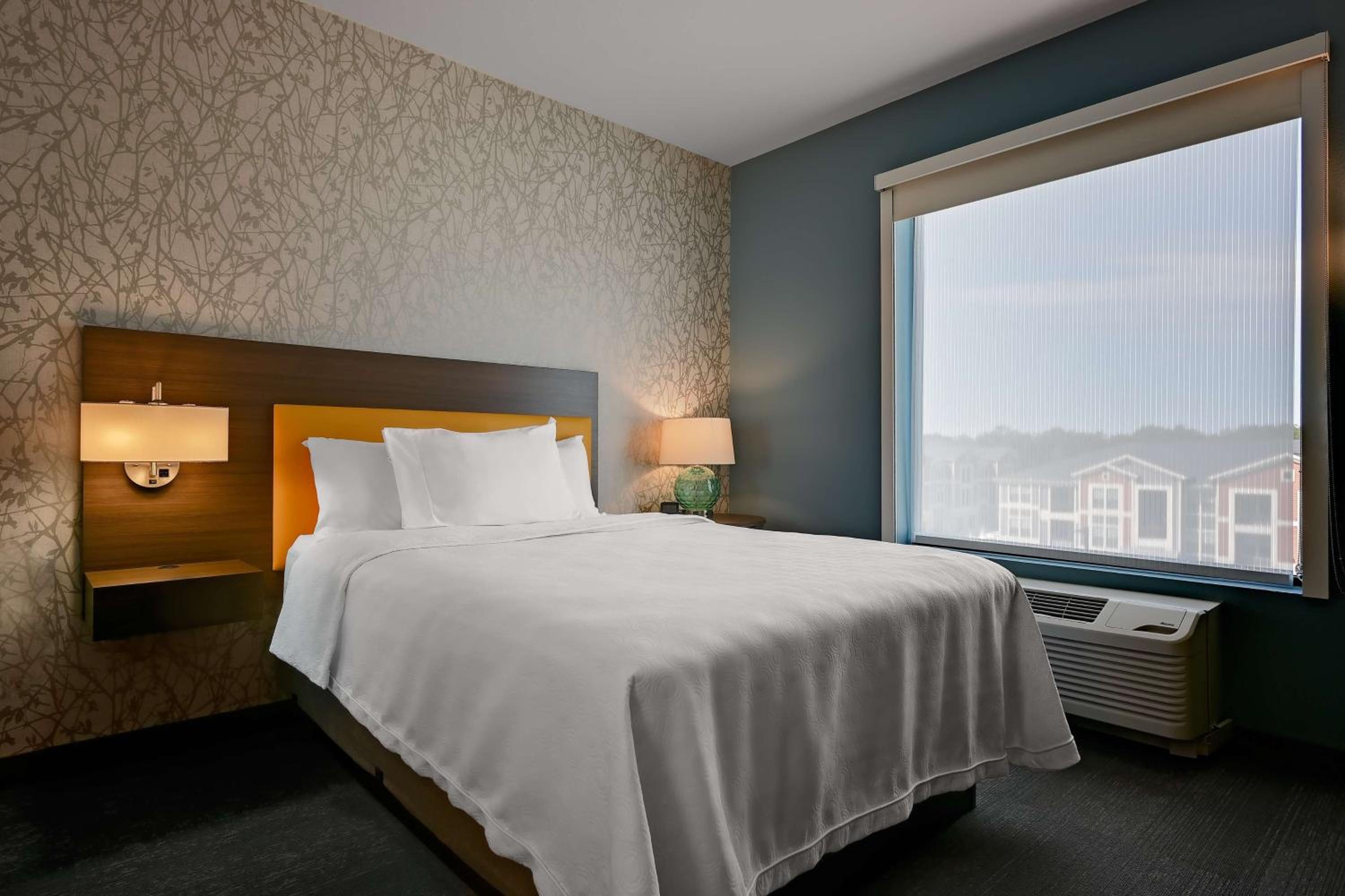 One-Bedroom Queen Suite - Non-Smoking - Photo 1