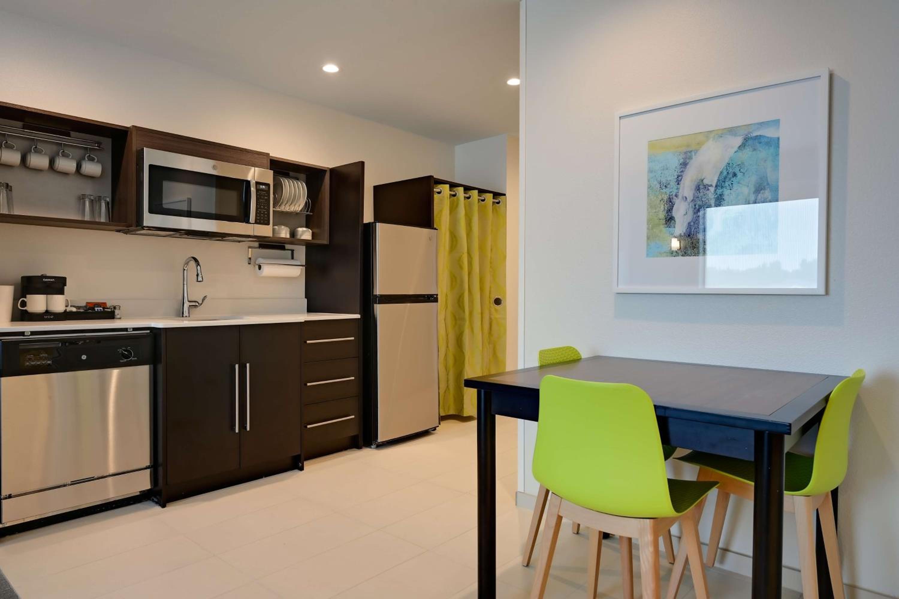 One-Bedroom Queen Suite - Non-Smoking - Photo 2