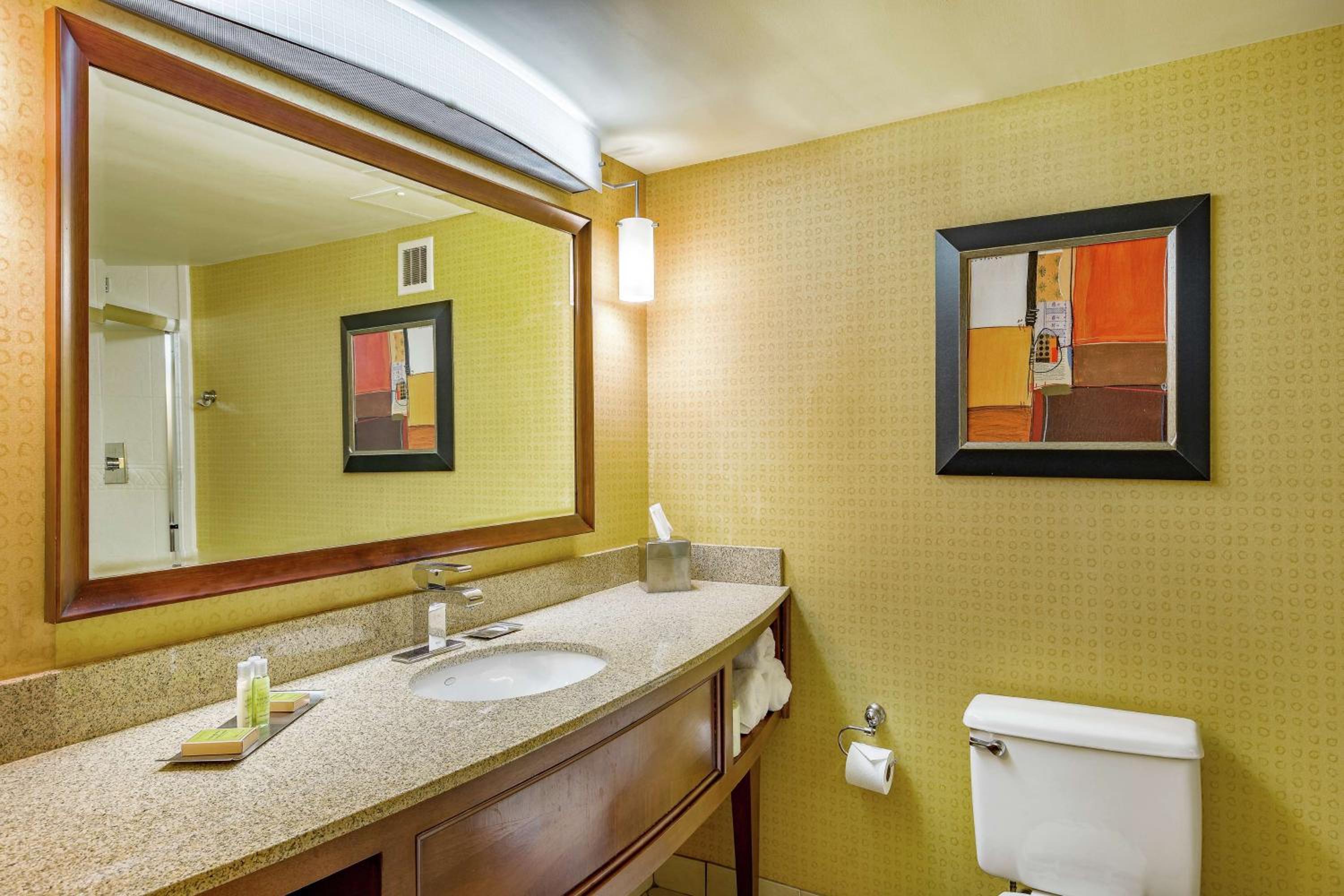 King Room - Non-Smoking - Photo 8