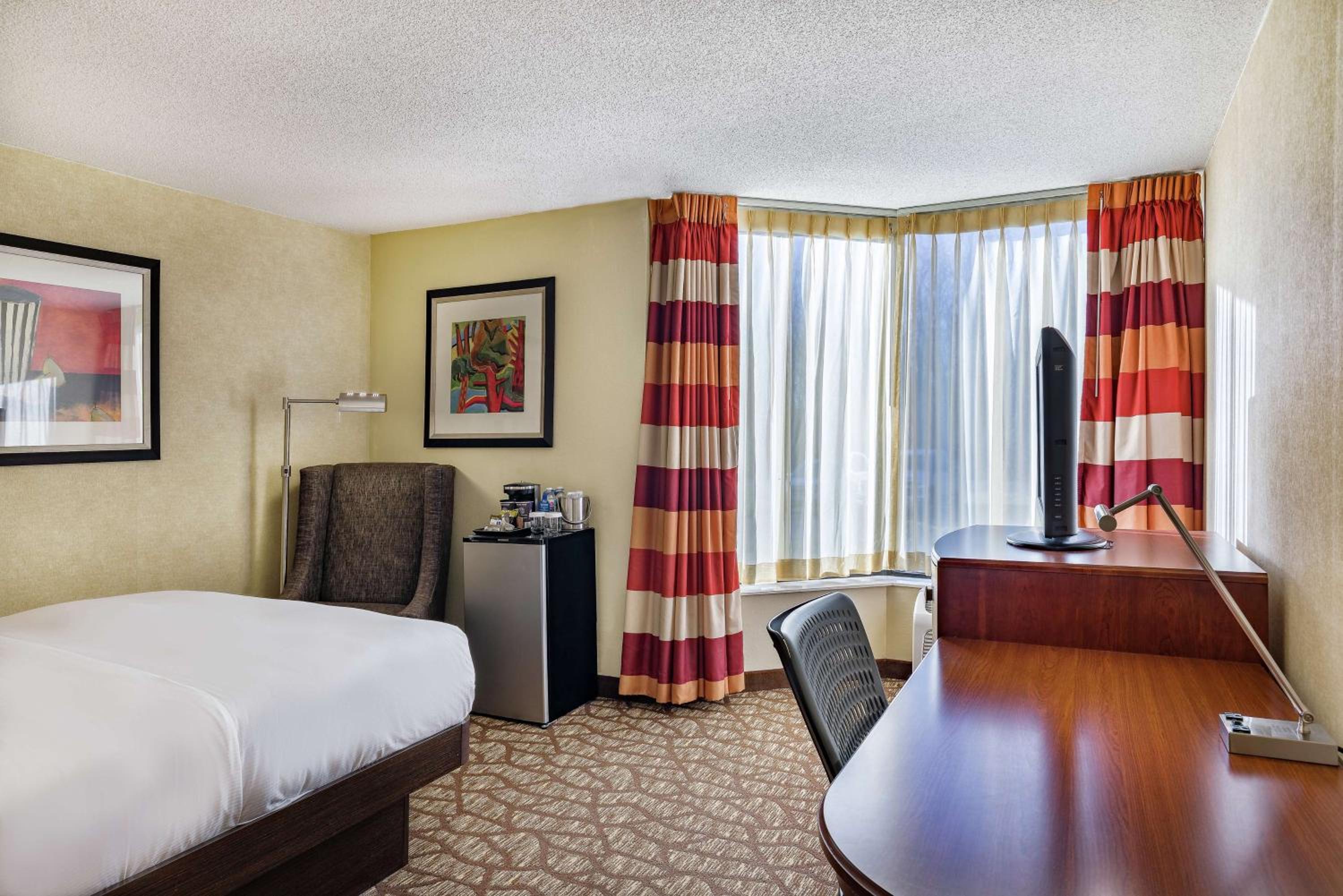Queen Room with Roll-In Shower - Disability Access/Non-Smoking - Photo 1