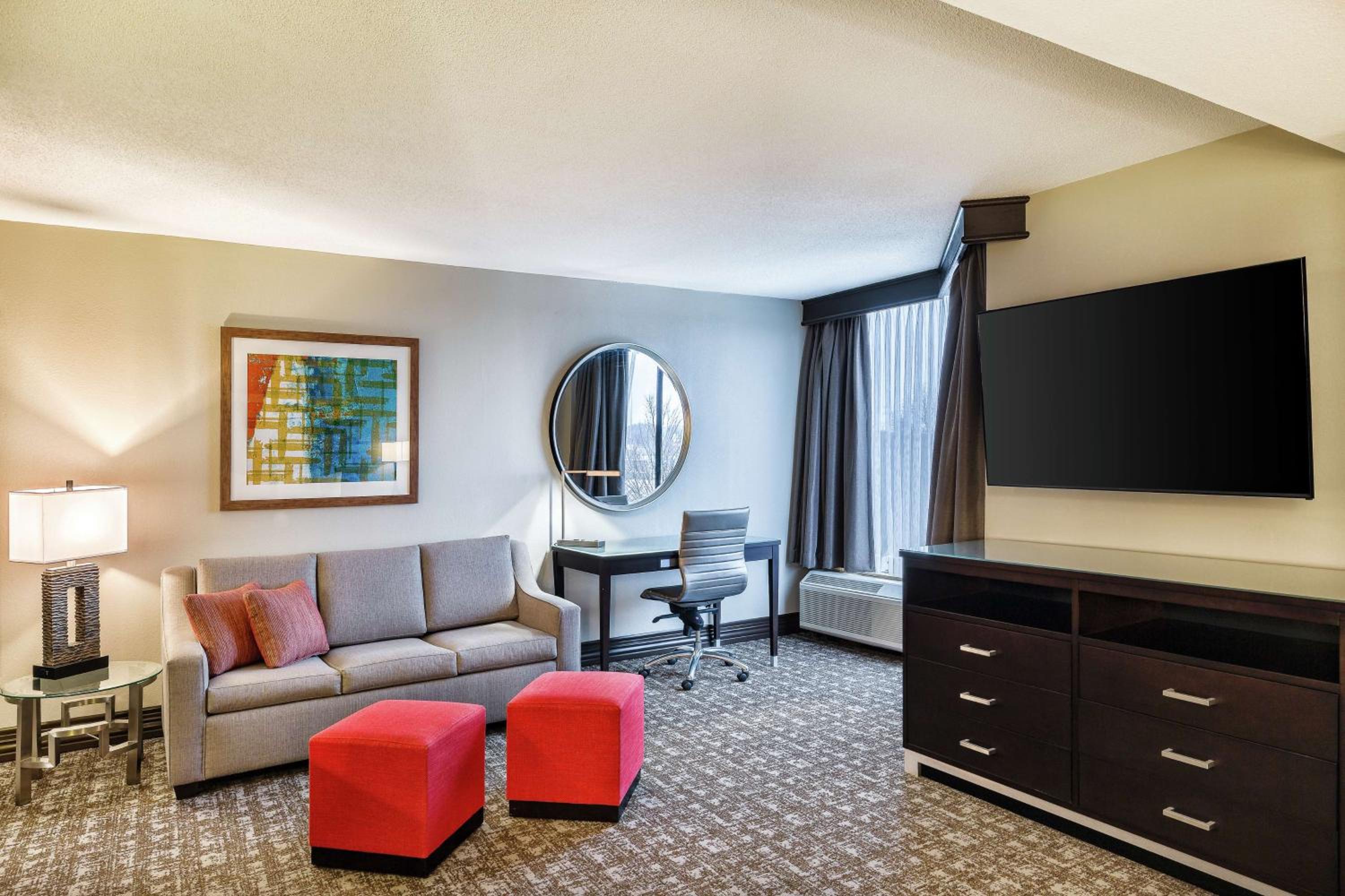 Junior King Suite with Sofa Bed - Non-Smoking - Photo 1