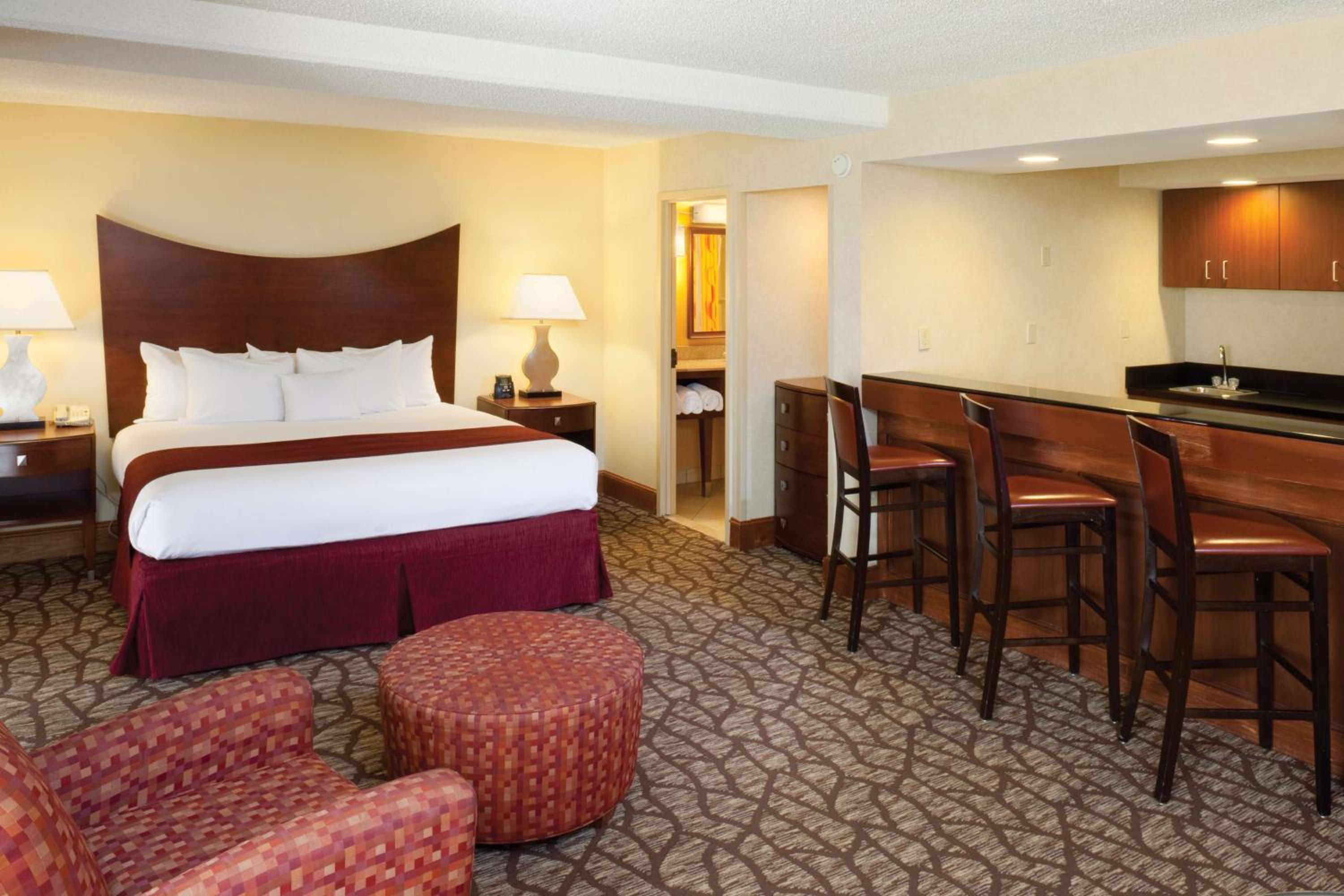 Junior King Suite with Sofa Bed - Non-Smoking - Photo 3
