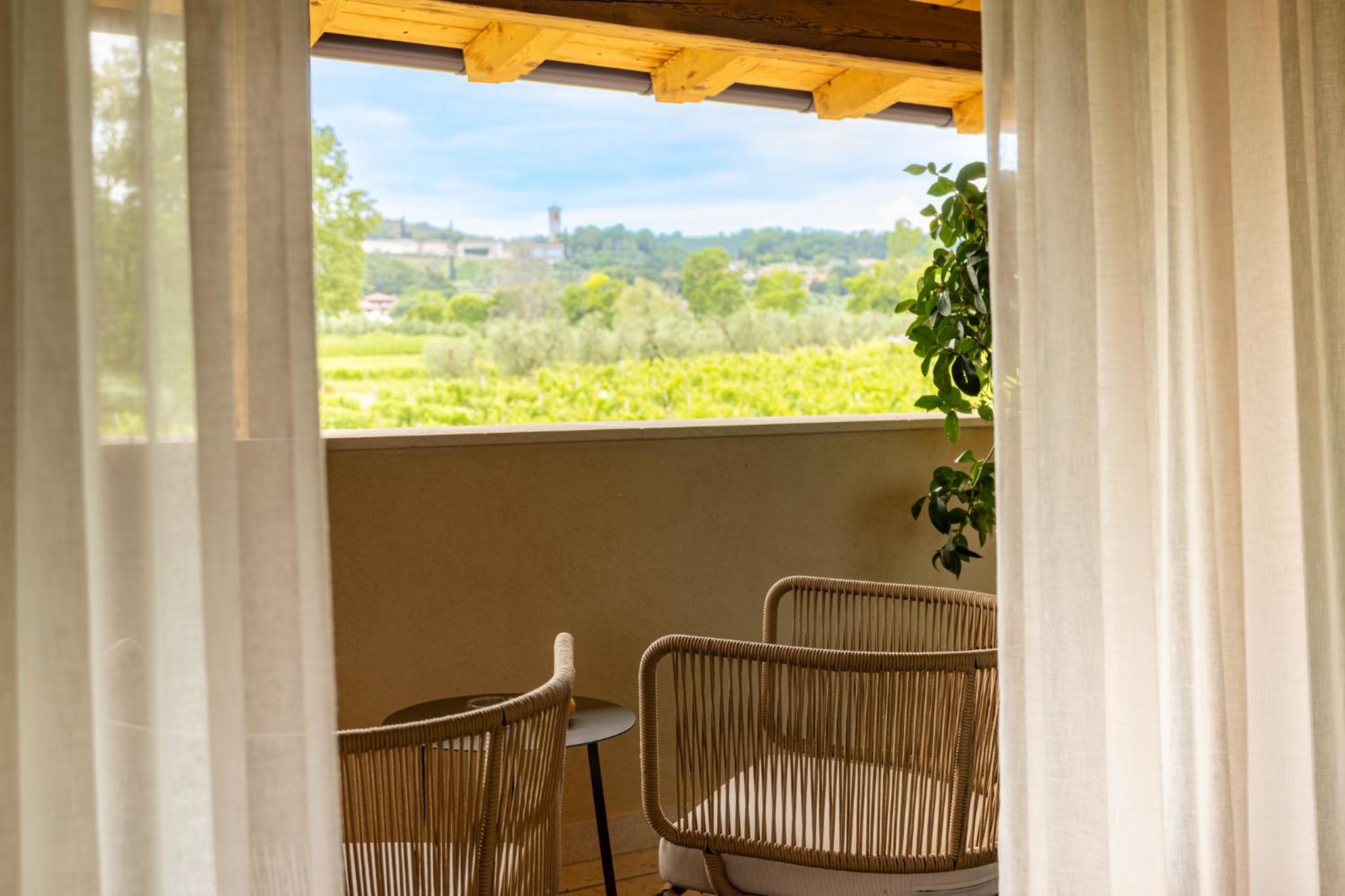 Junior Suite with Balcony - Photo 4