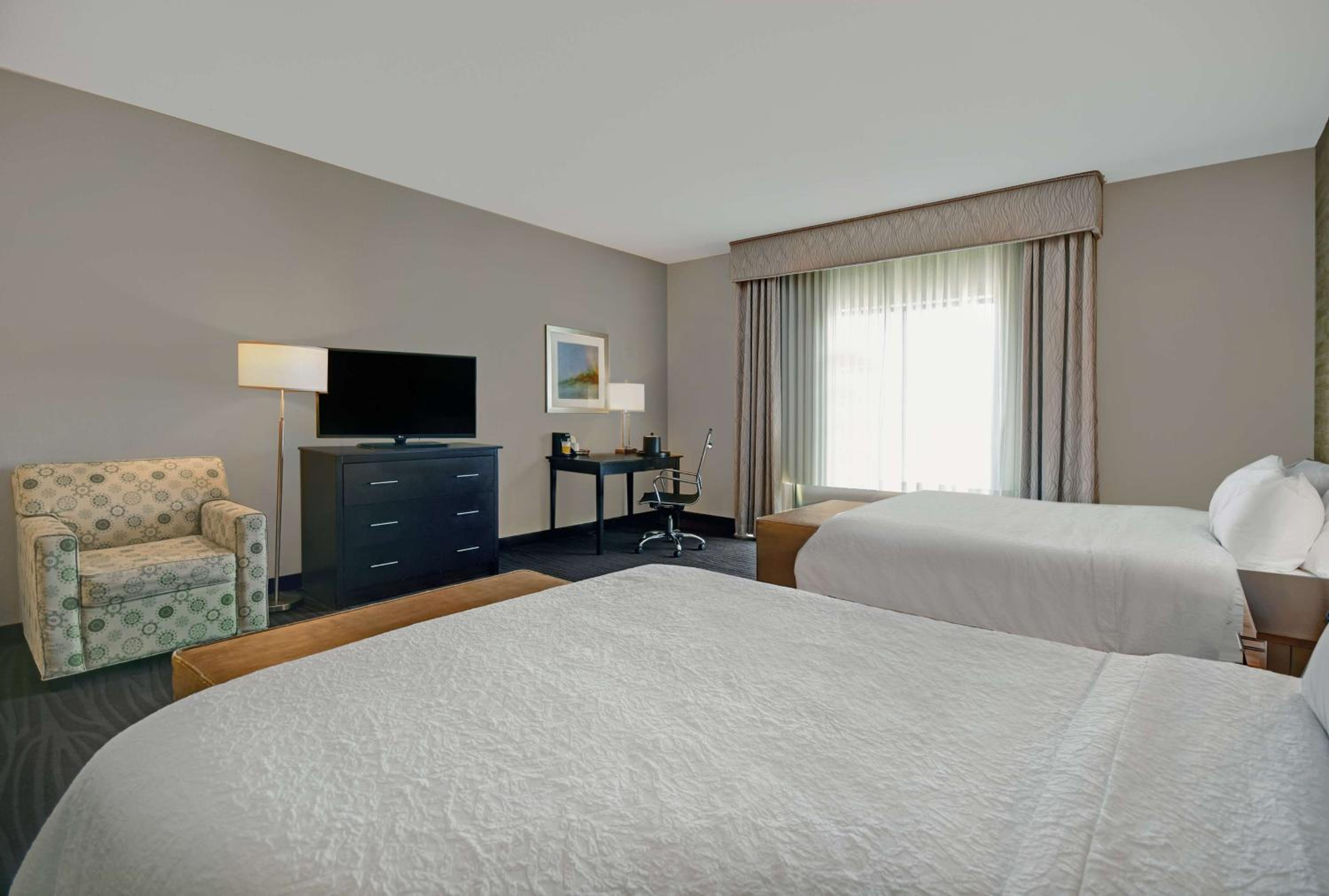 Queen Room with Two Queen Beds photo 2
