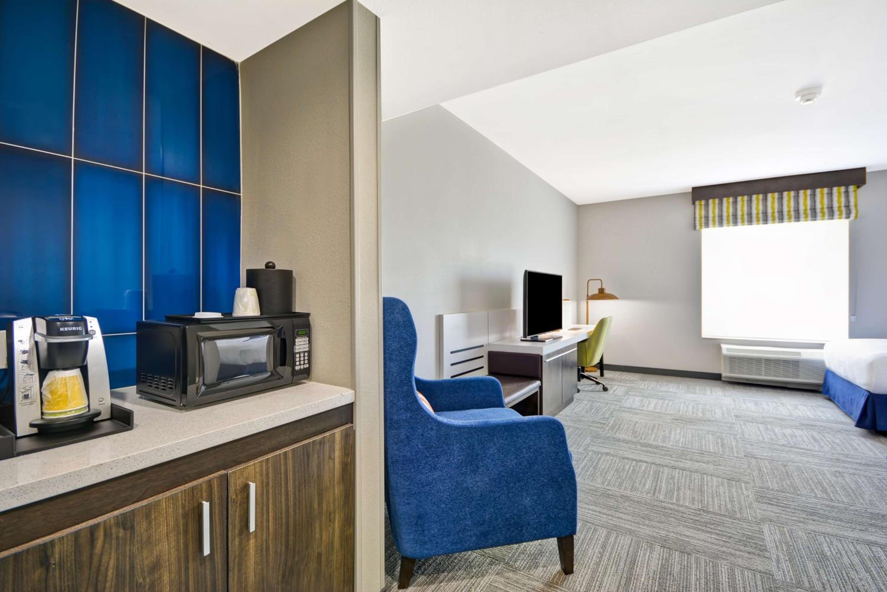 King Room with Tub - Mobility and Hearing Access photo 3