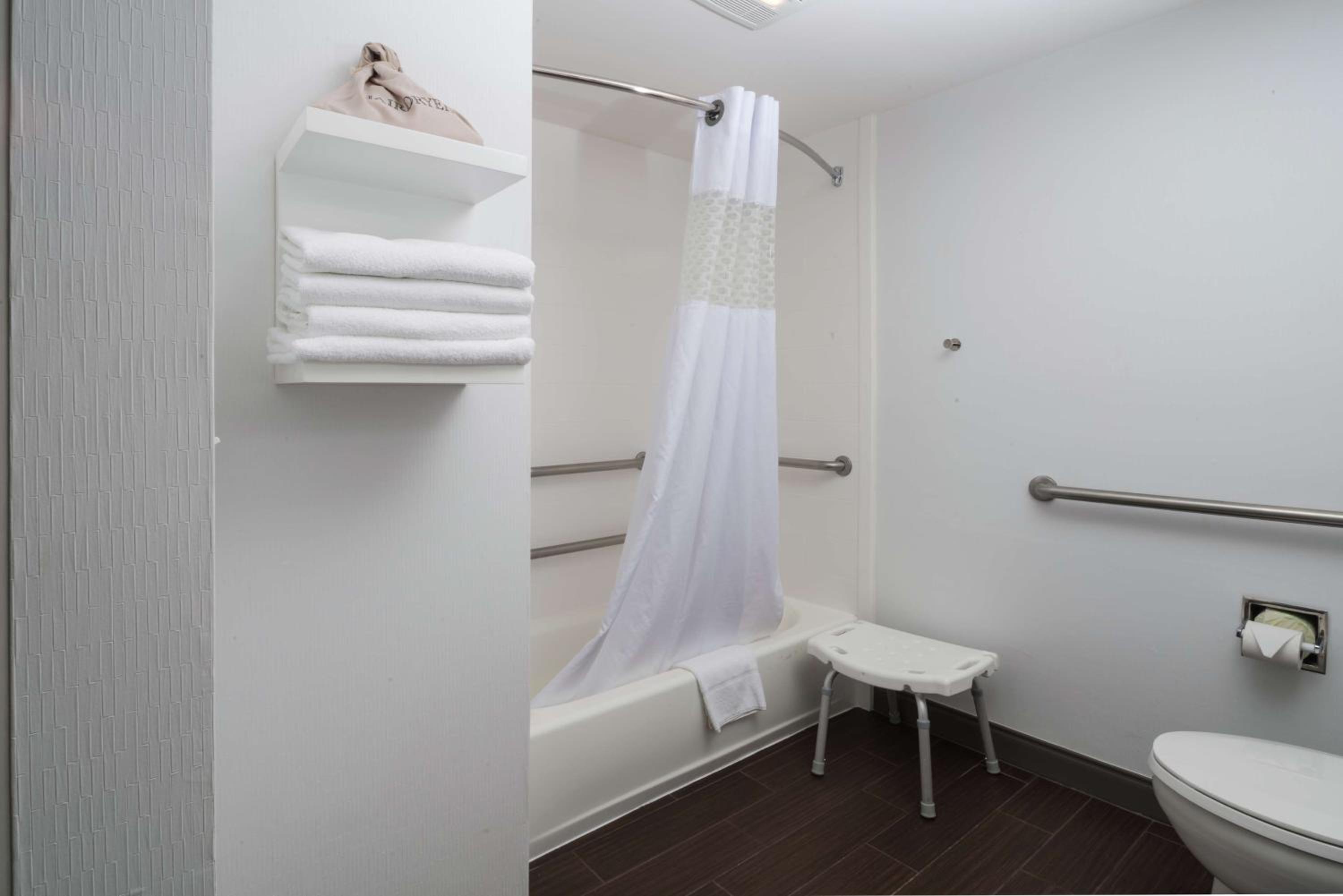 Double Room with Two Queen Beds and Bath Tub - Mobility Access - Photo 3