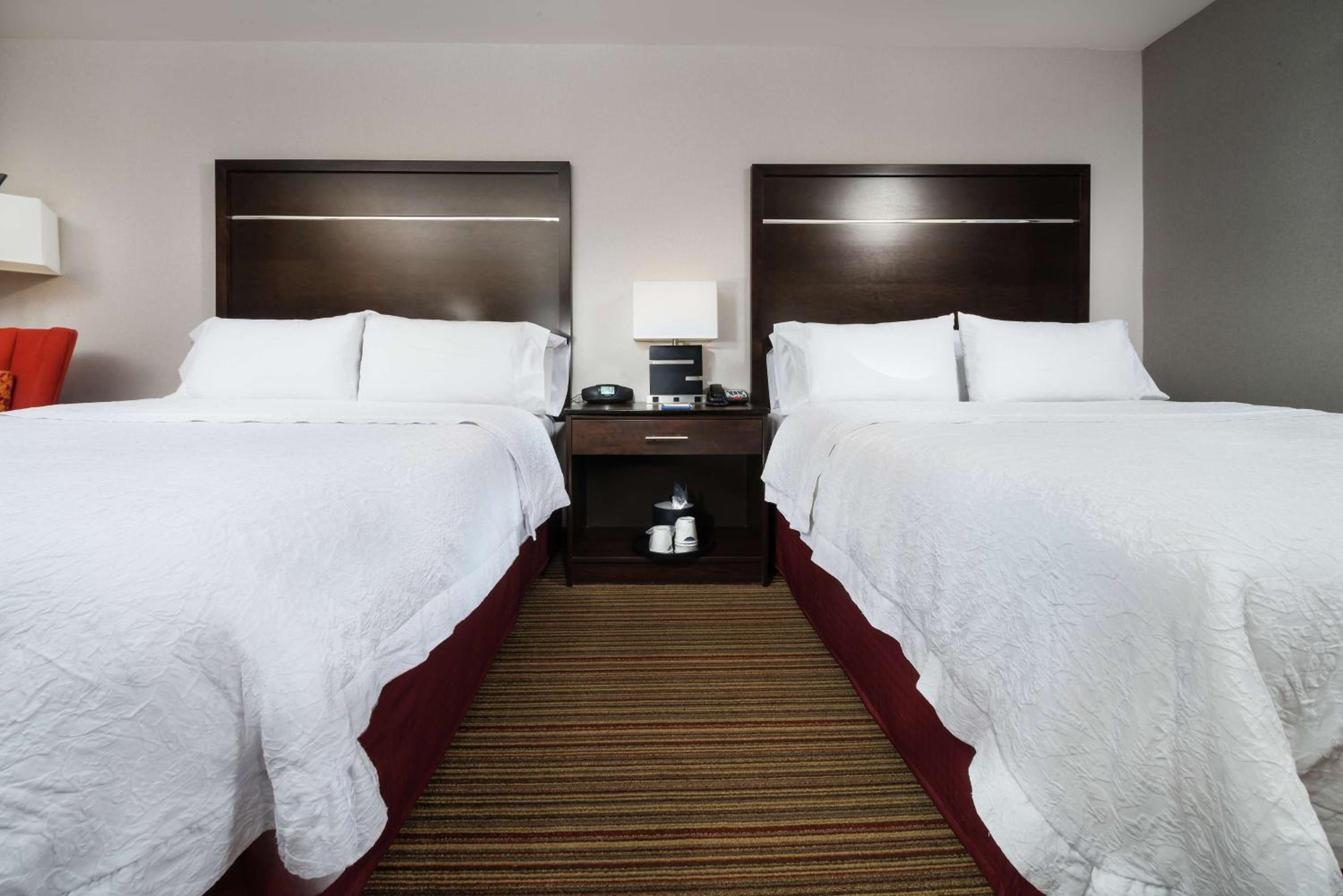 Double Room with Two Queen Beds and Bath Tub - Mobility Access - Photo 2