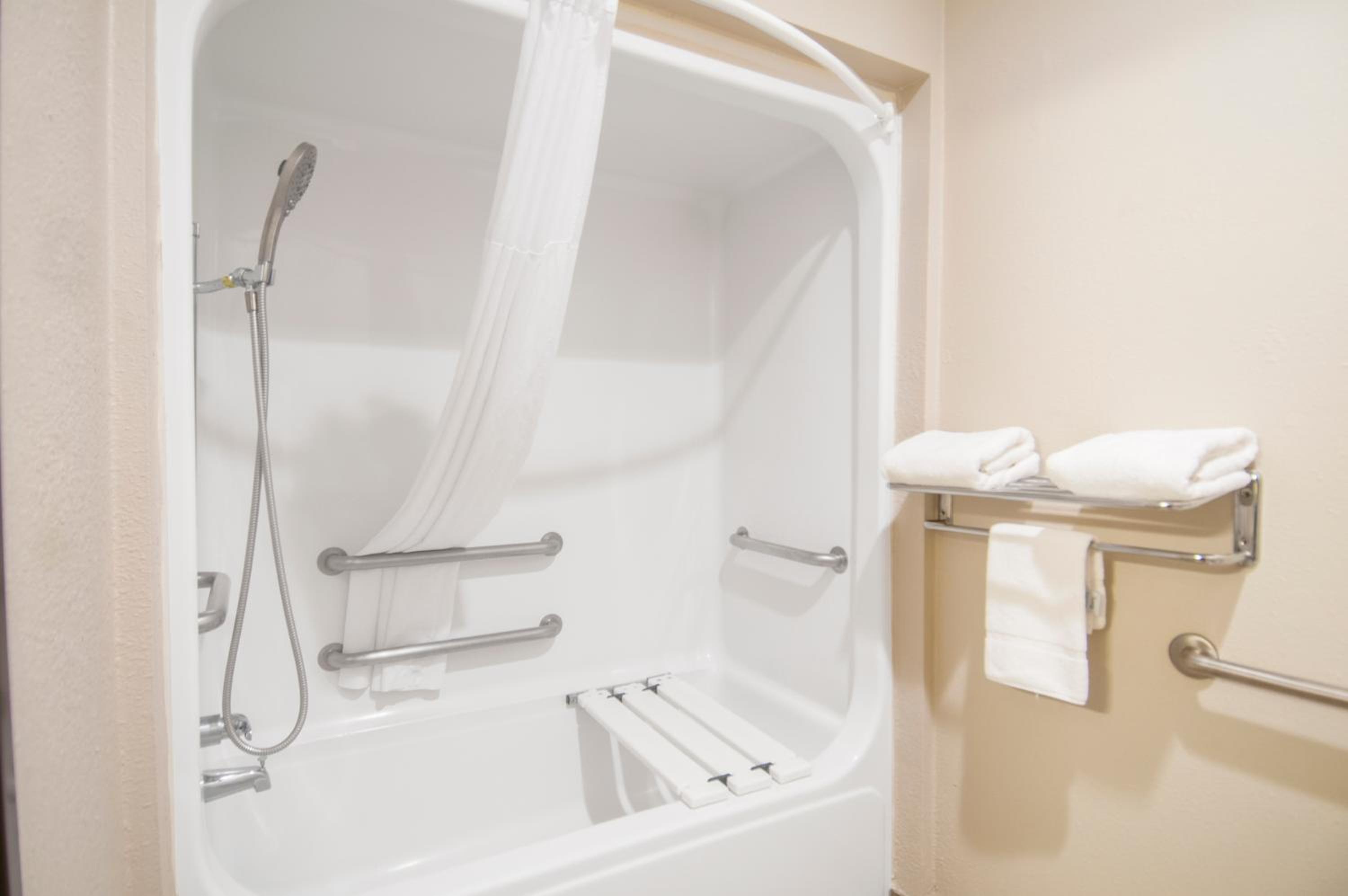King Room with Bath Tub - Mobility Accessible/Non-Smoking - Photo 4