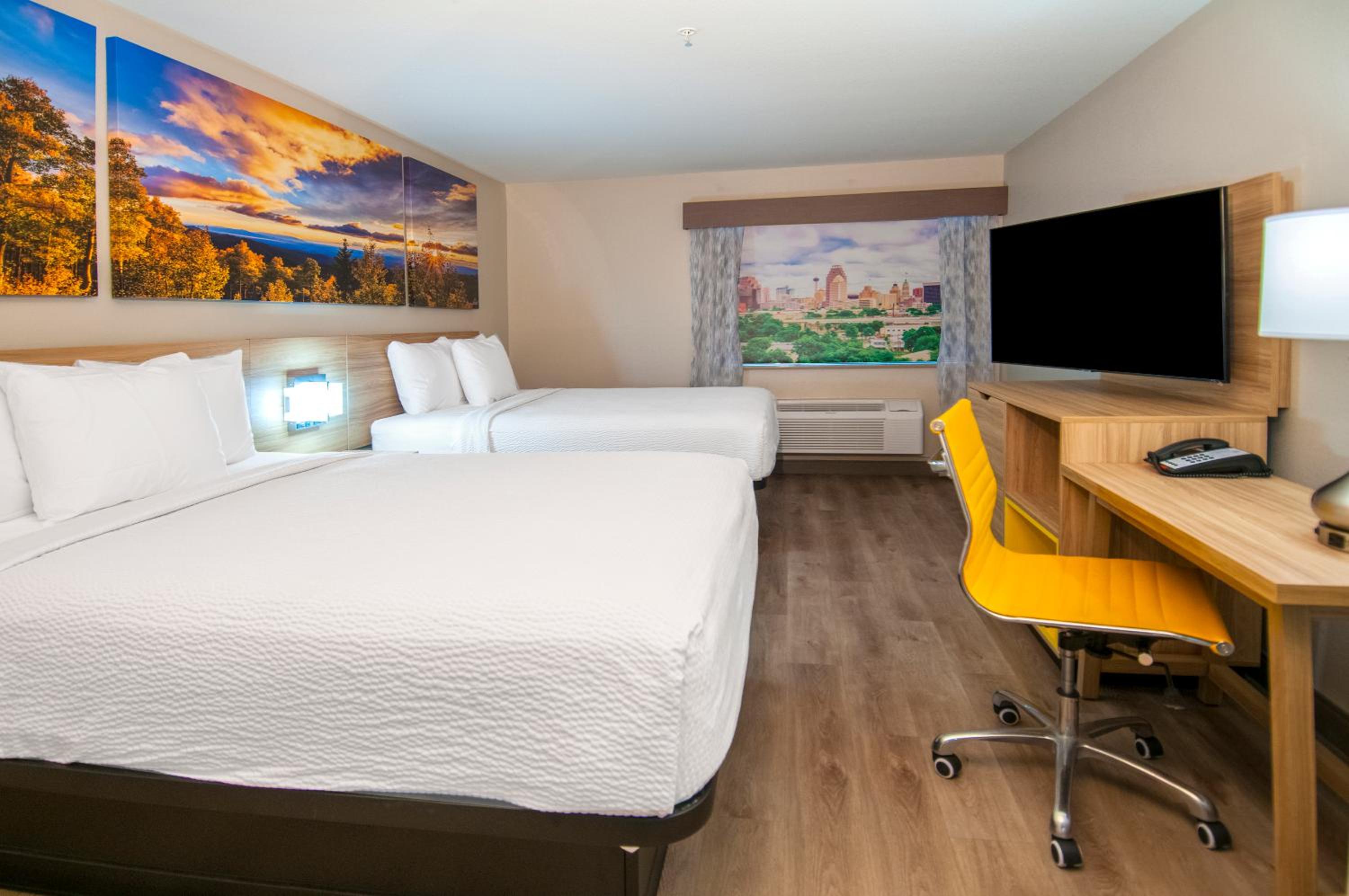 Queen Room with Two Queen Beds - Non-Smoking - Photo 2