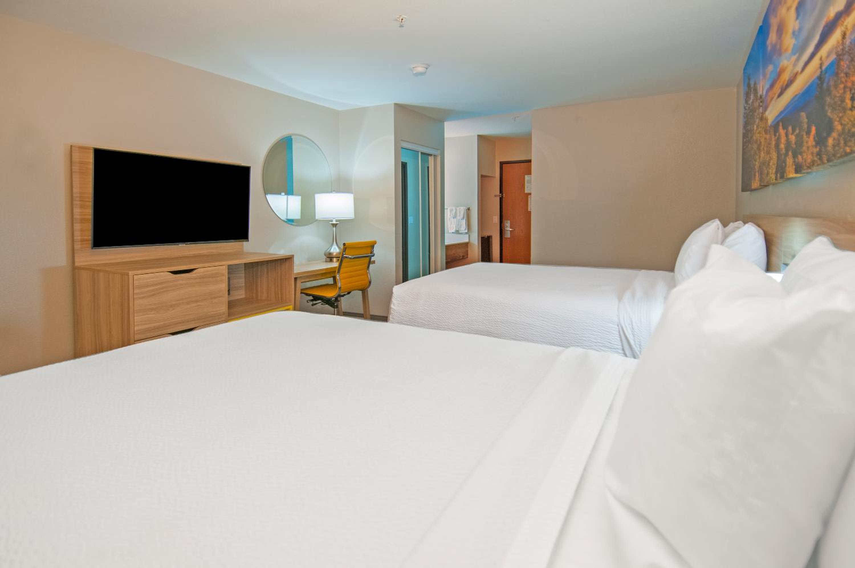 Queen Room with Two Queen Beds - Non-Smoking - Photo 7