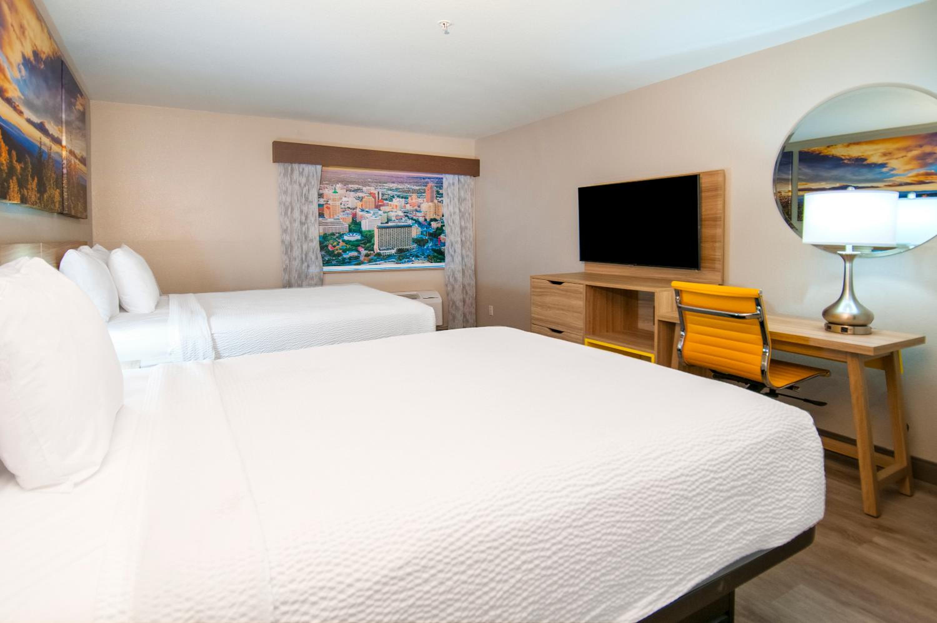 Queen Room with Two Queen Beds - Non-Smoking - Photo 6