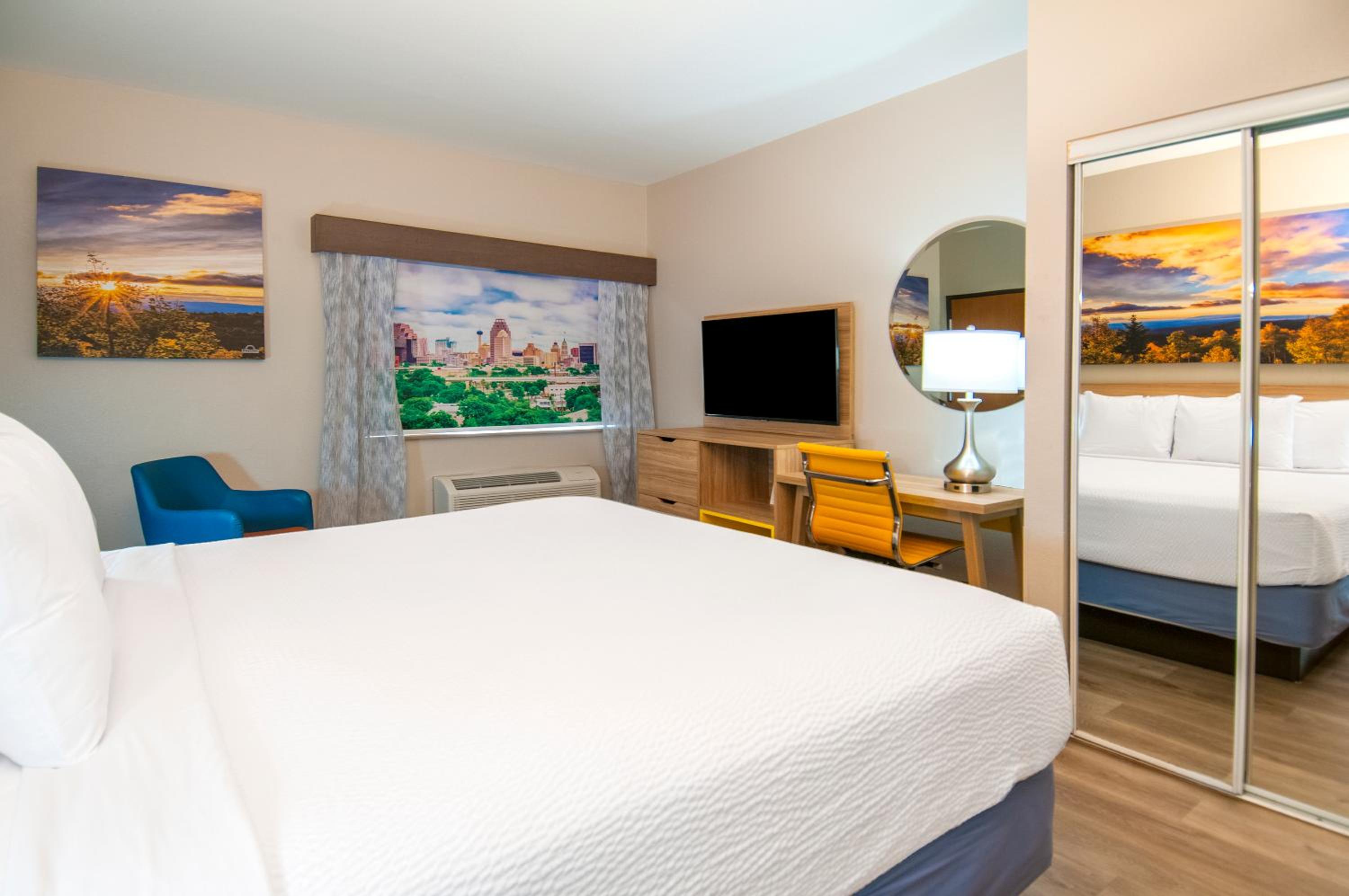 King Room with Bath Tub - Mobility Accessible/Non-Smoking - Photo 5