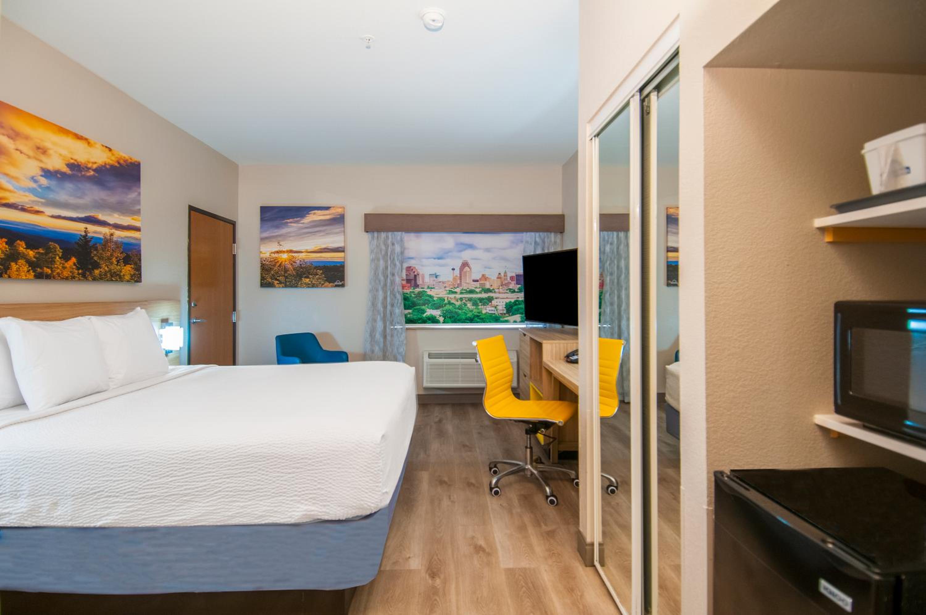 King Room with Bath Tub - Mobility Accessible/Non-Smoking - Photo 3