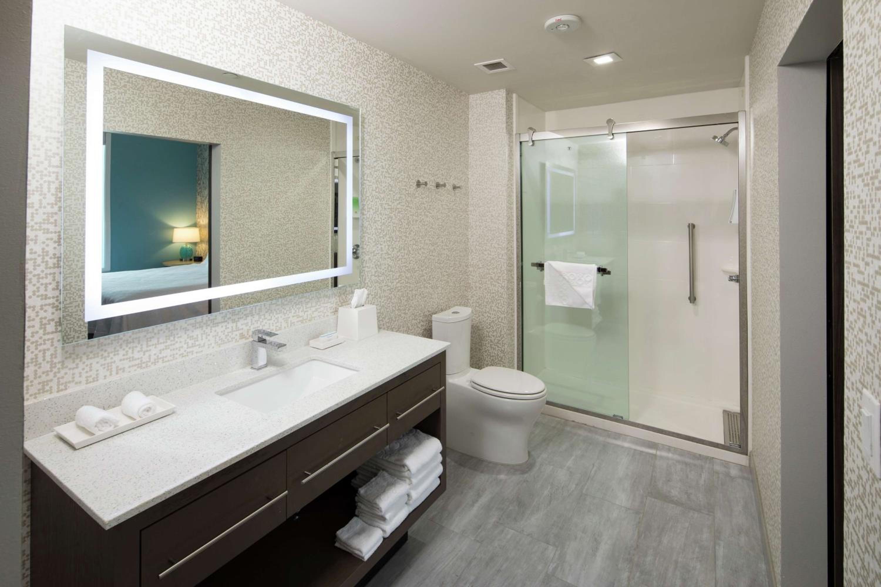 One-Bedroom King Suite - Non-Smoking