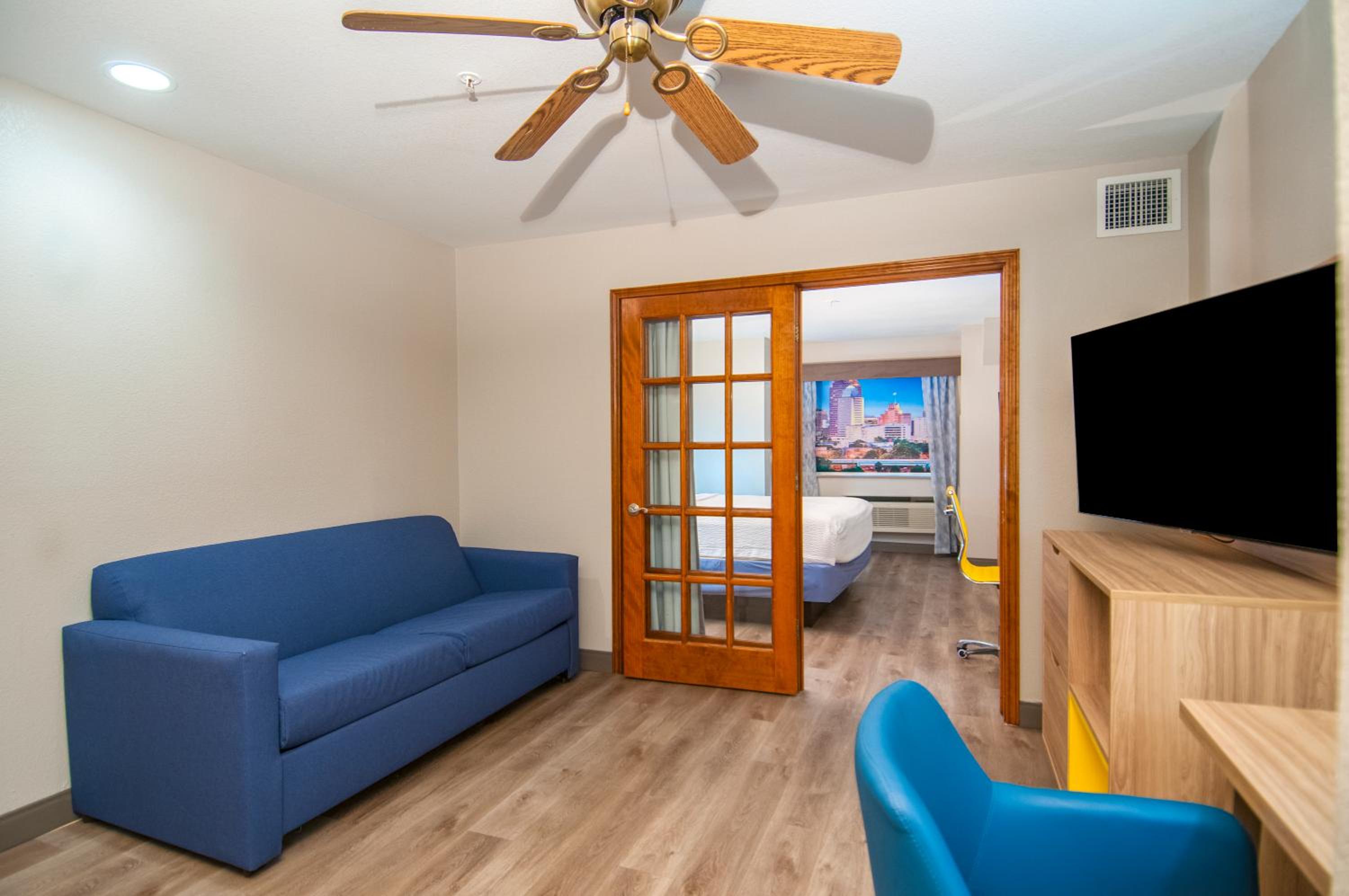 One-Bedroom King Suite - Non-Smoking - Photo 4