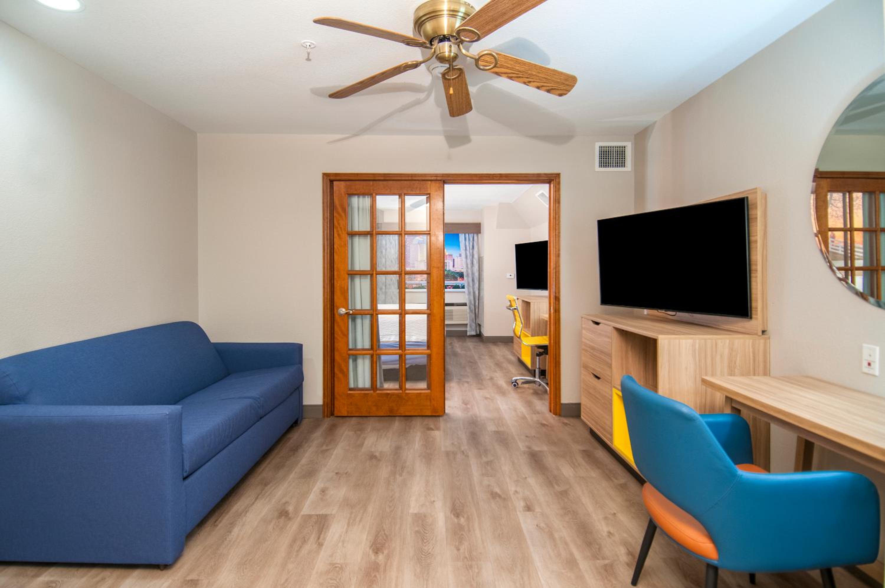 One-Bedroom King Suite - Non-Smoking - Photo 3