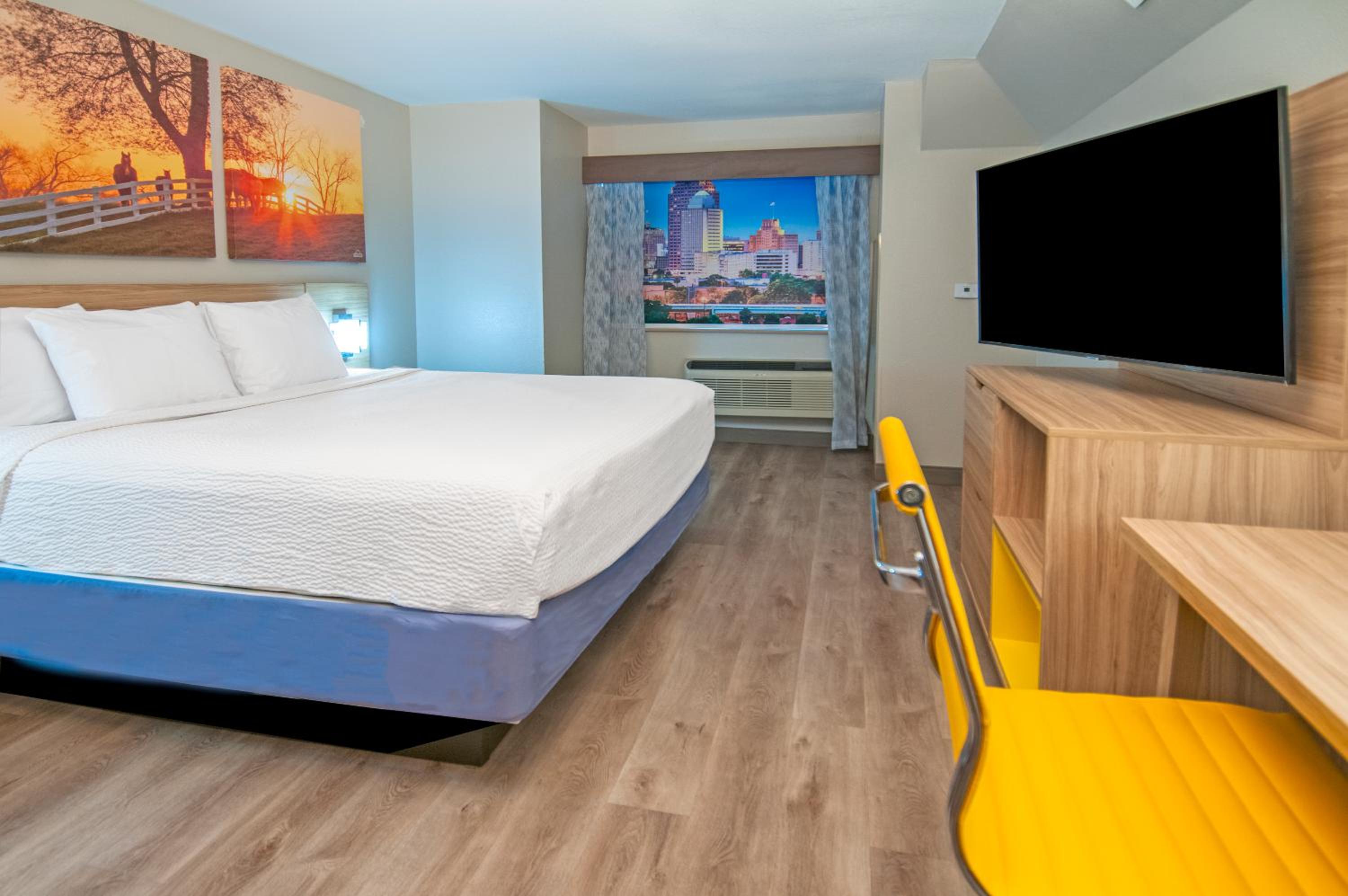 One-Bedroom King Suite - Non-Smoking - Photo 2