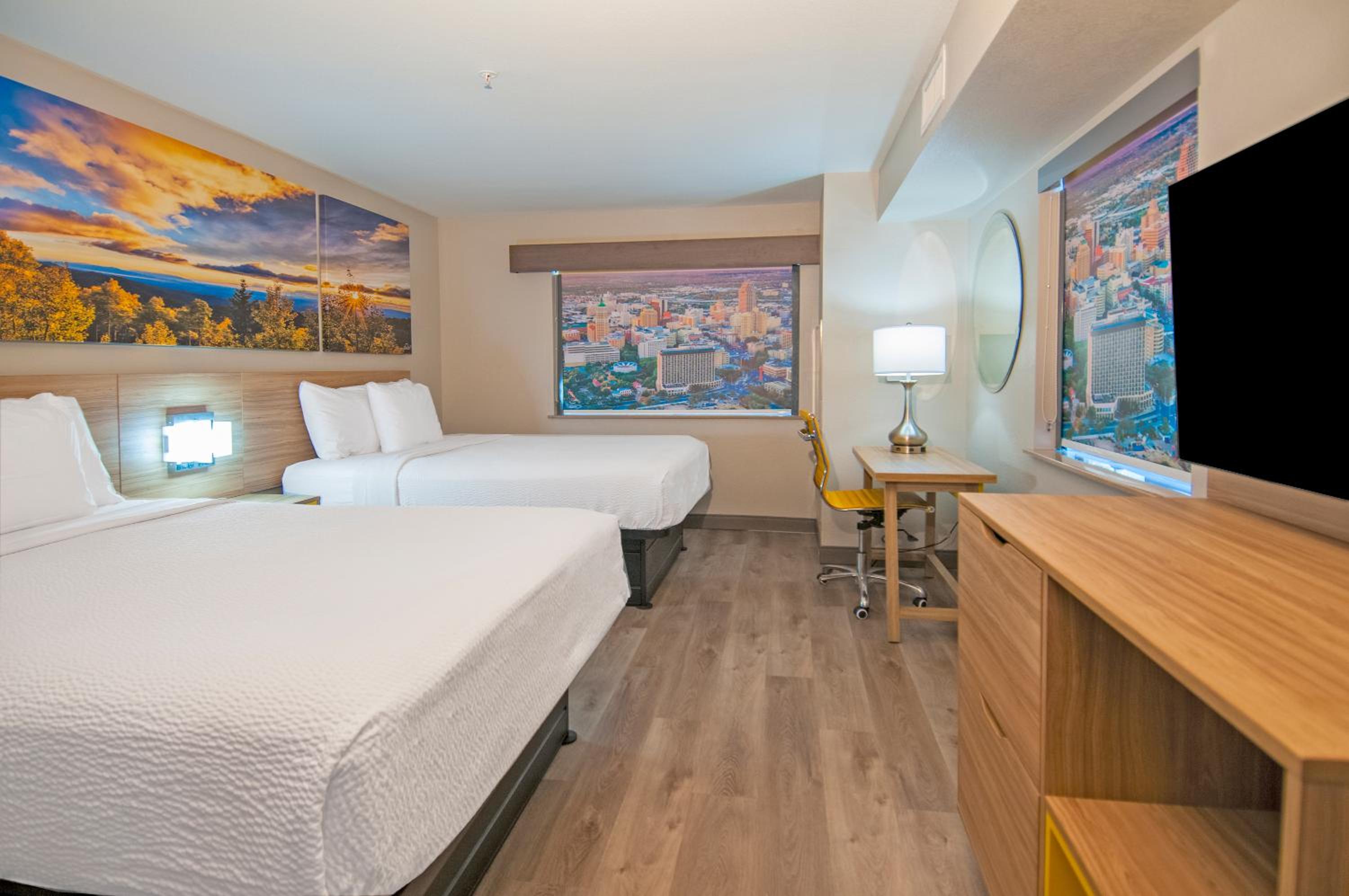 One-Bedroom Suite with Two Queen Beds - Non-Smoking - Photo 2