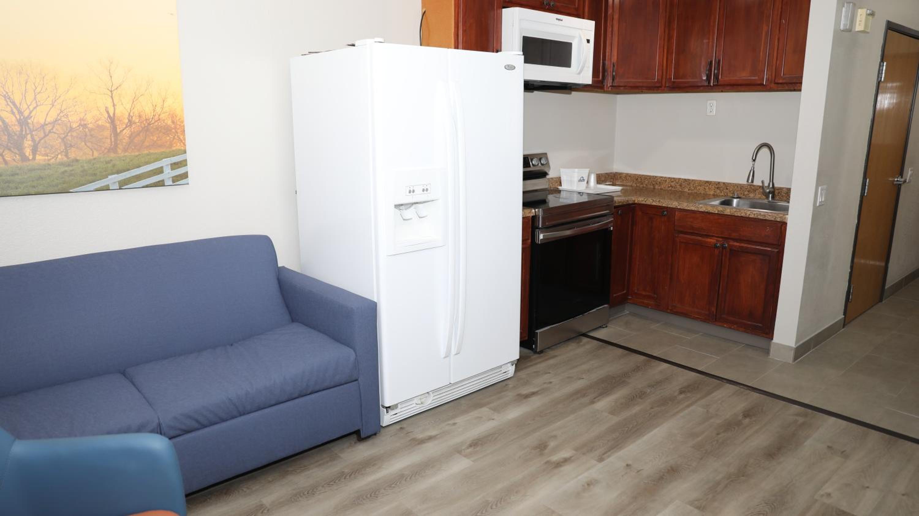 King Suite with Sofa - Non-Smoking - Photo 3