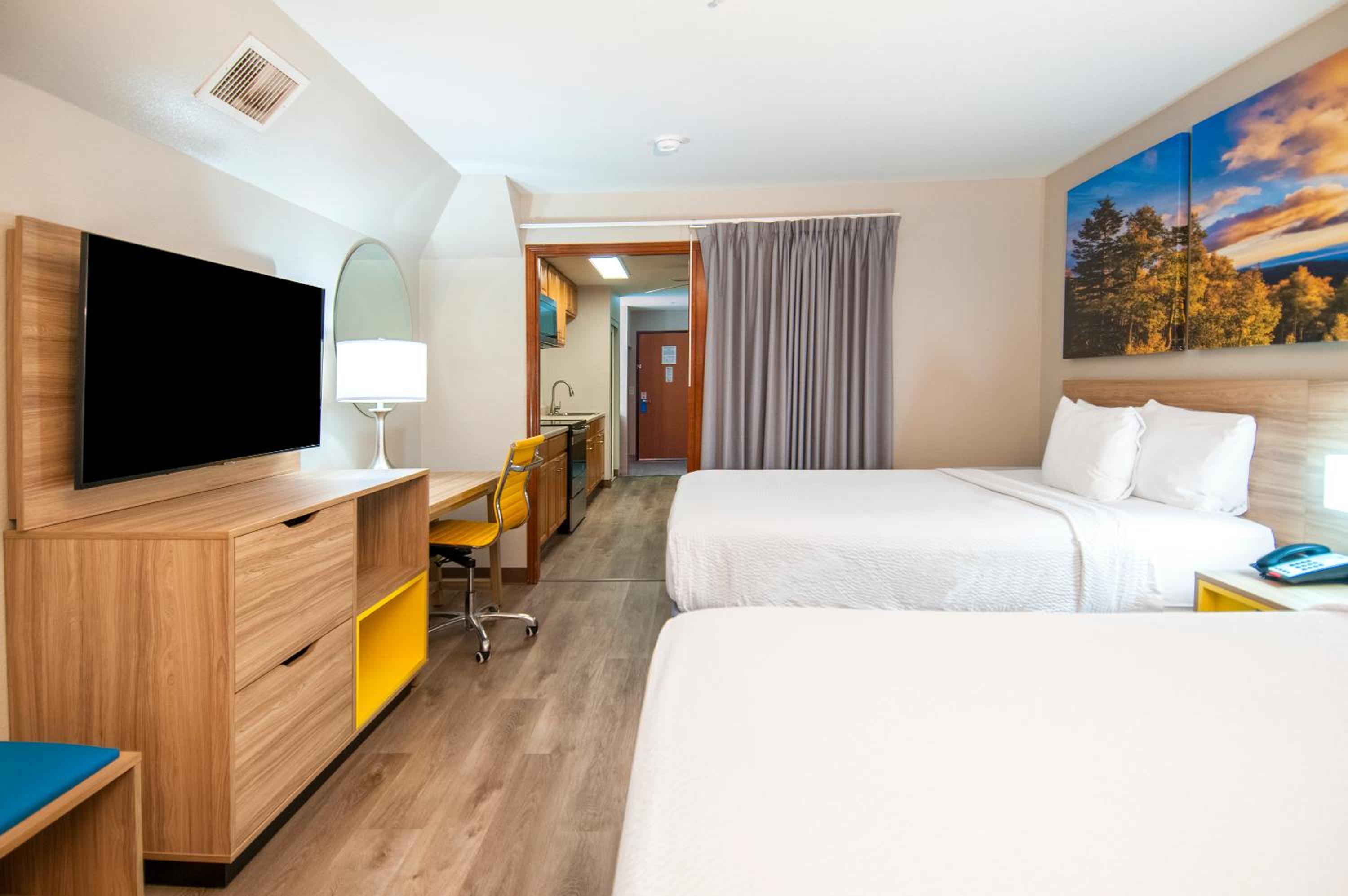 Queen Suite with Two Queen Beds - Non-Smoking - Photo 3