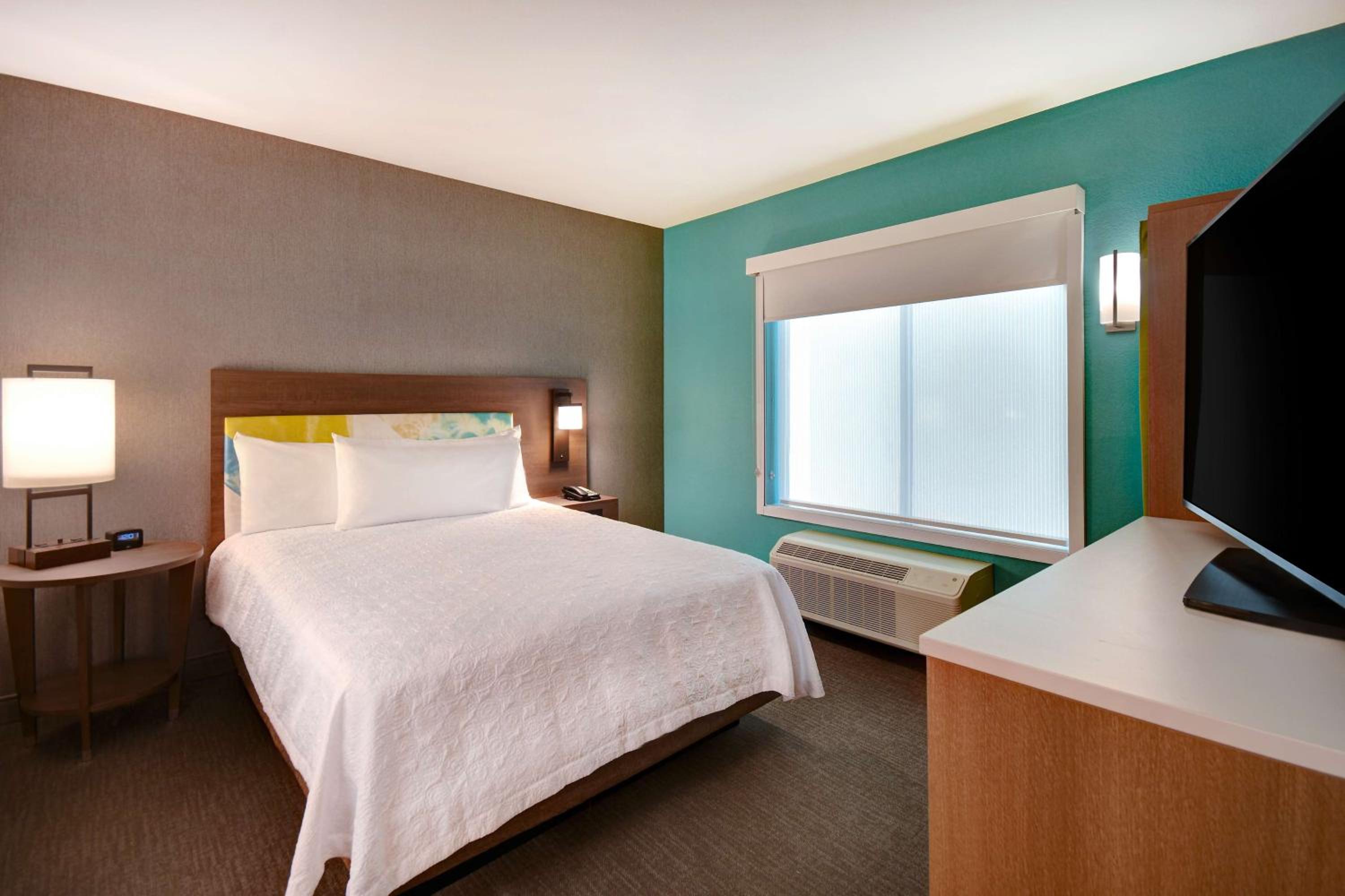 One-Bedroom Queen Suite - Non-Smoking - Photo 1