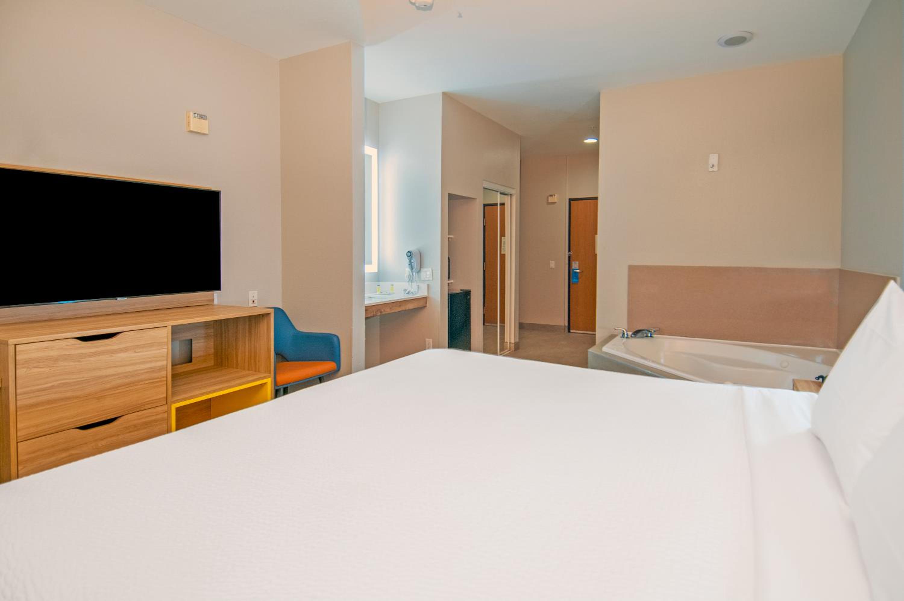 1 King Bed, Jetted Tub, Non-Smoking - Photo 5
