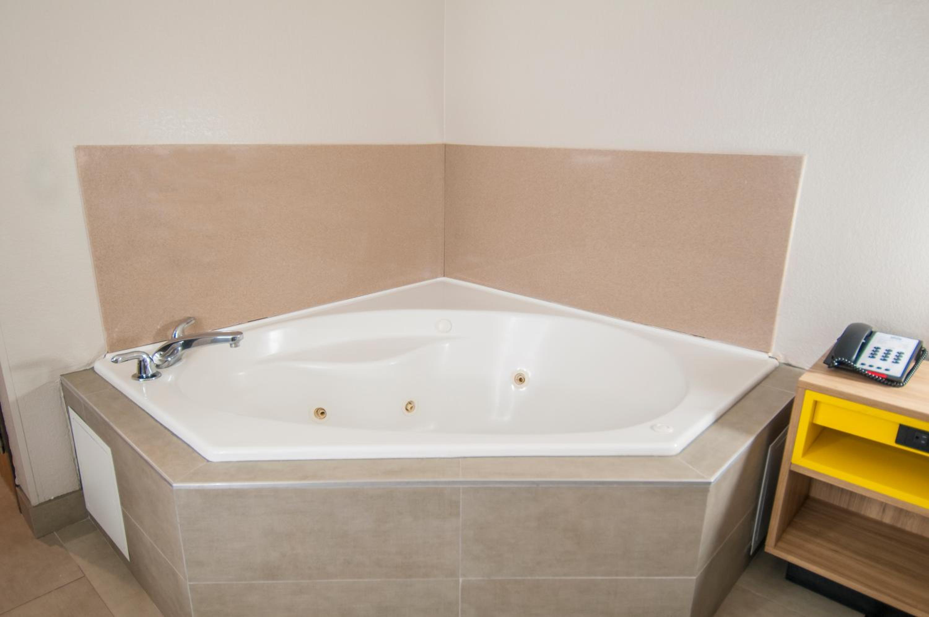 1 King Bed, Jetted Tub, Non-Smoking - Photo 4