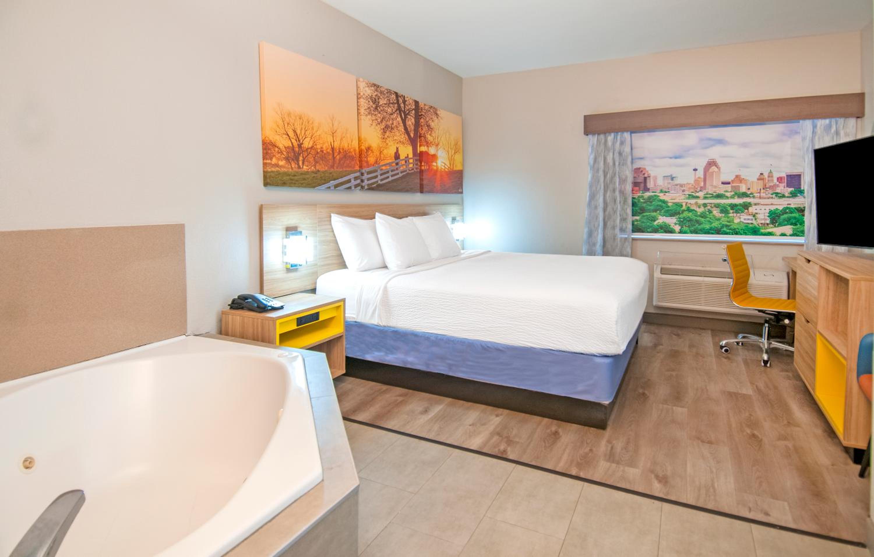 1 King Bed, Jetted Tub, Non-Smoking - Photo 3