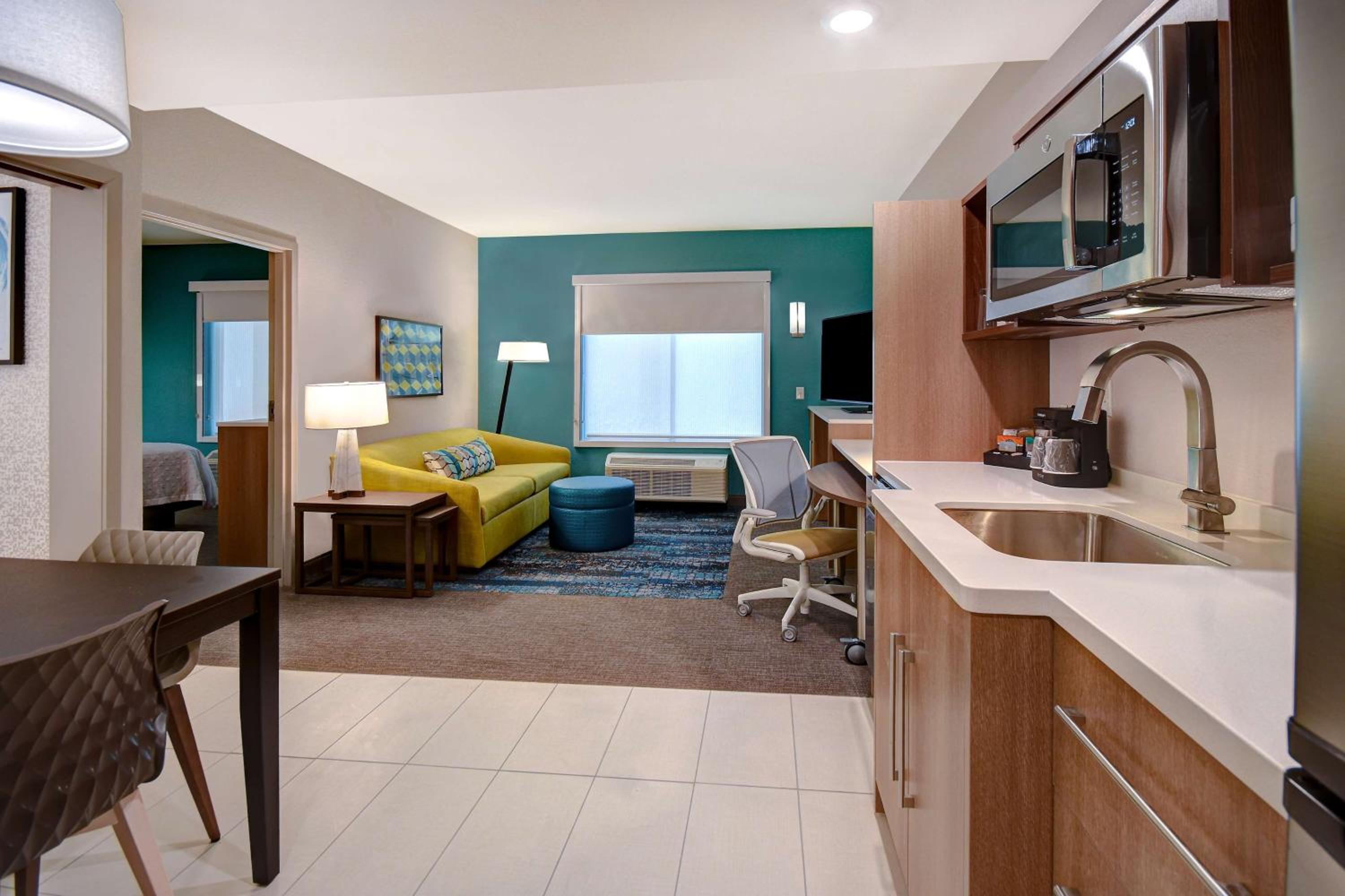 One-Bedroom Queen Suite - Non-Smoking - Photo 5