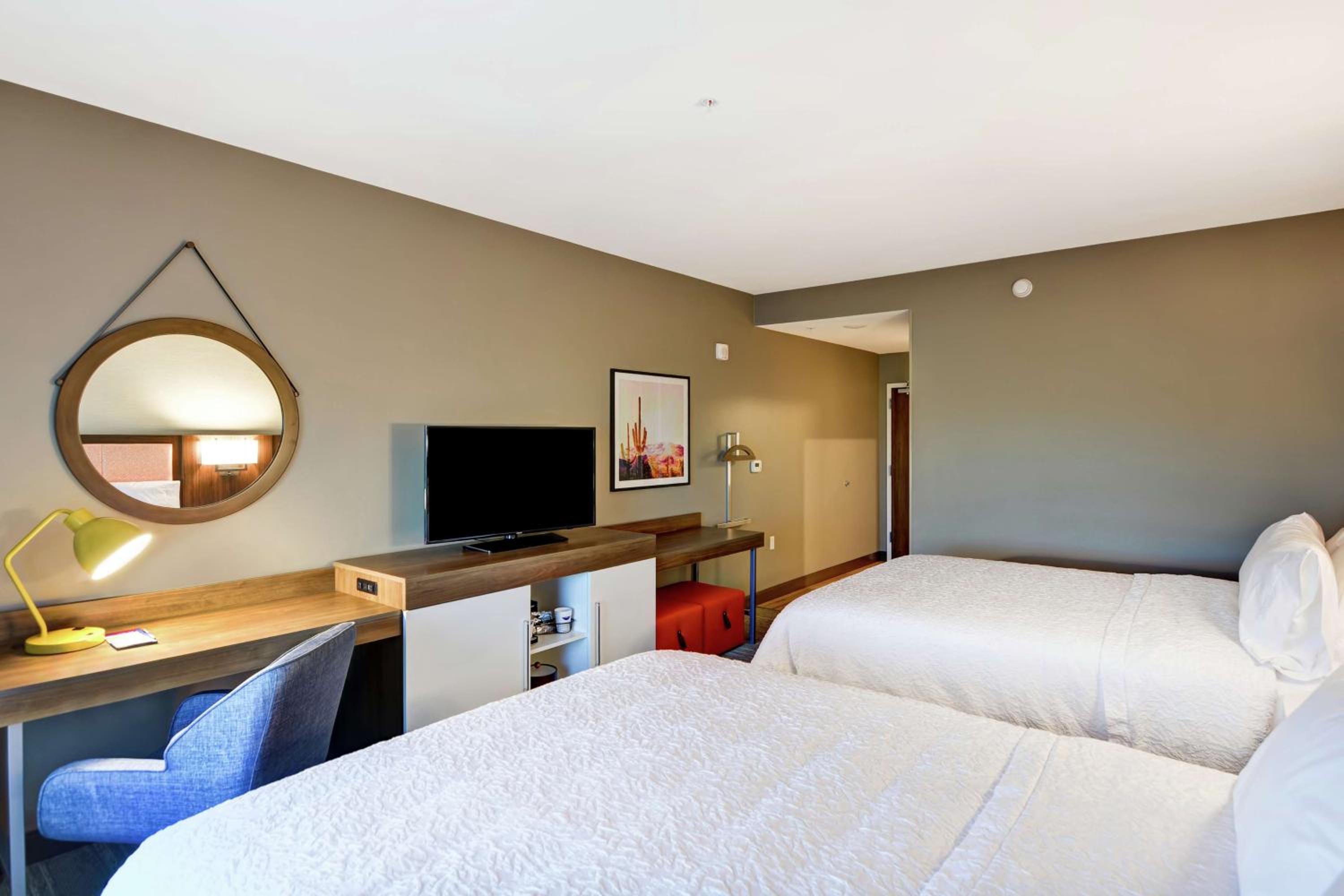 Queen Room with Two Queen Beds - Non-Smoking photo 3