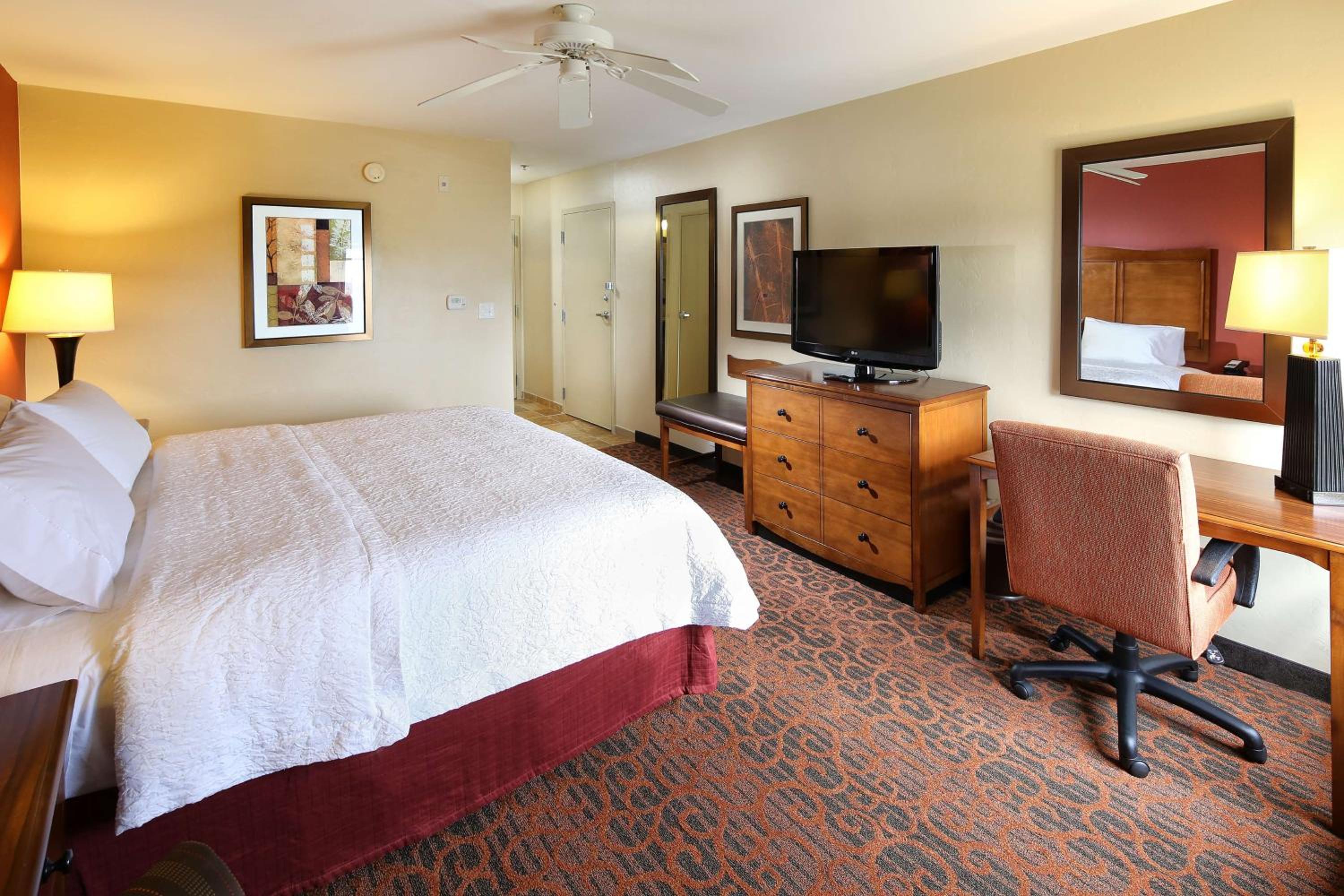 King Room with King Bed - Non-Smoking - Photo 3