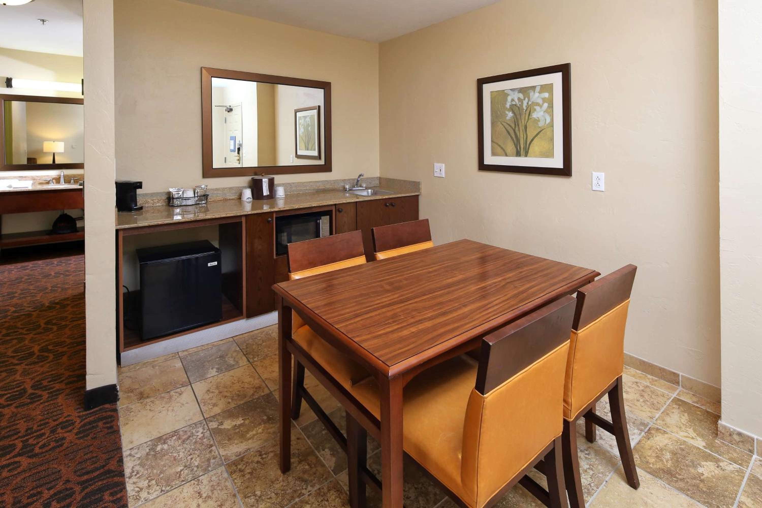 King Suite with Kitchen - Non-Smoking - Photo 3