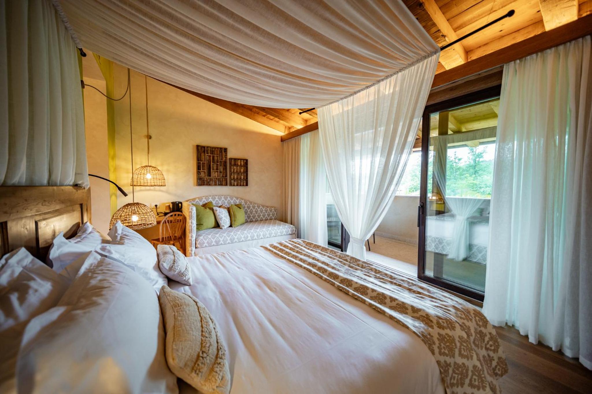 Junior Suite with Balcony - Photo 2