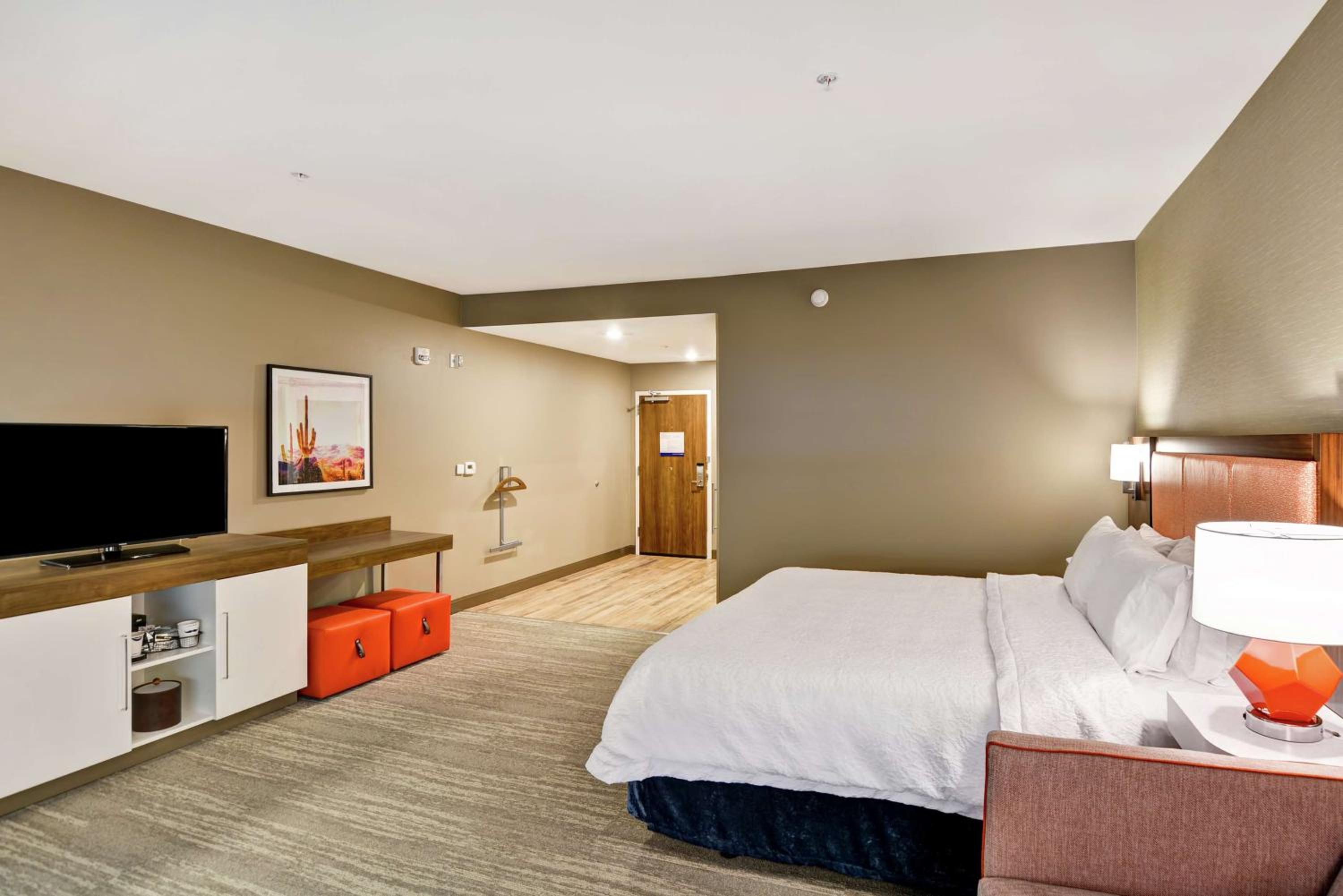 King Room with Sofa Bed- Non-Smoking - Photo 4