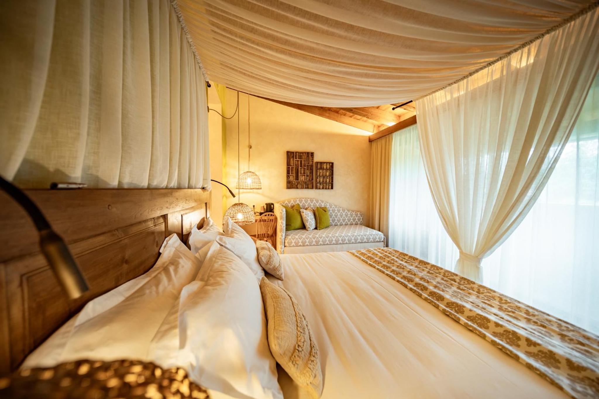 Junior Suite with Balcony - Photo 3