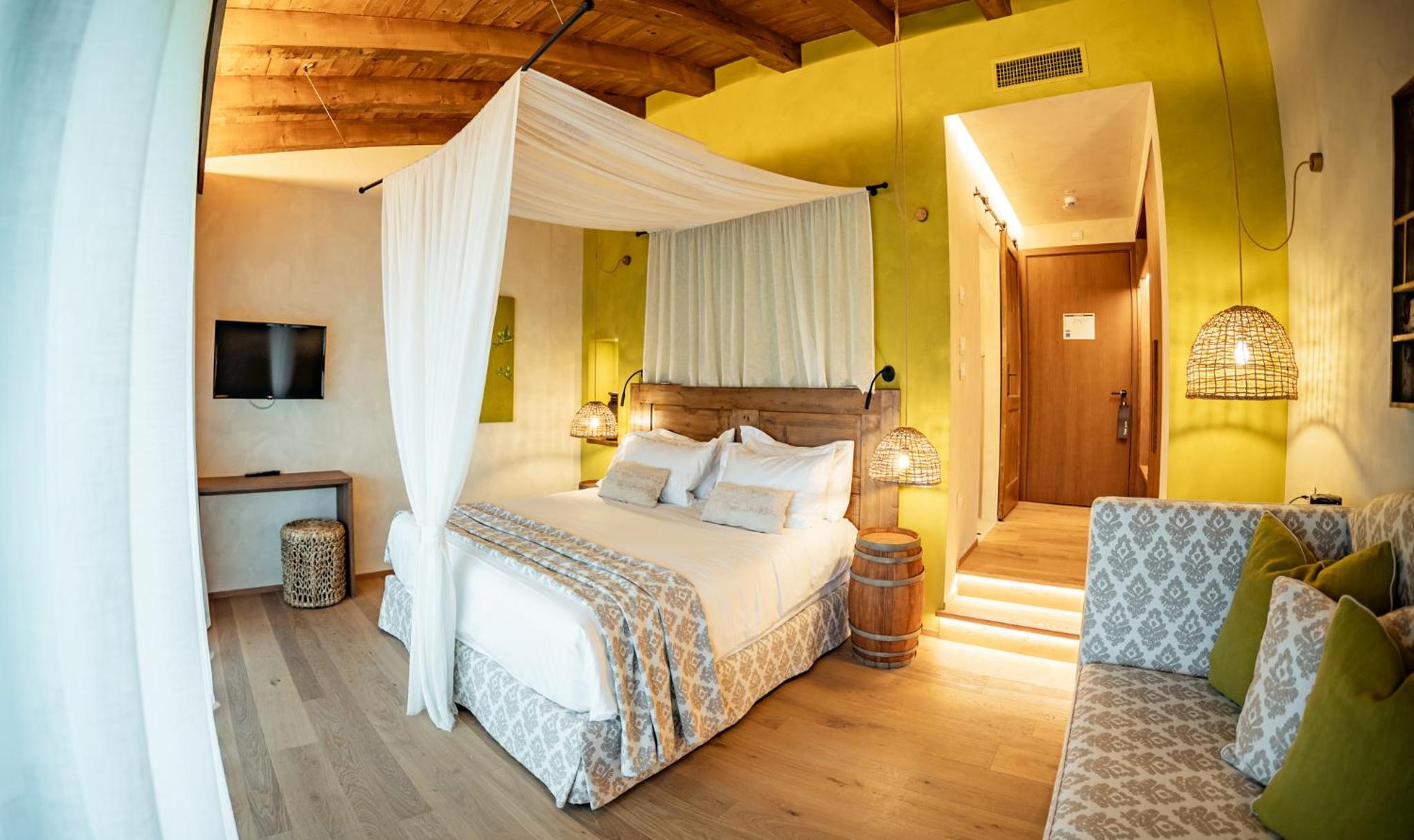 Junior Suite with Balcony - Photo 1