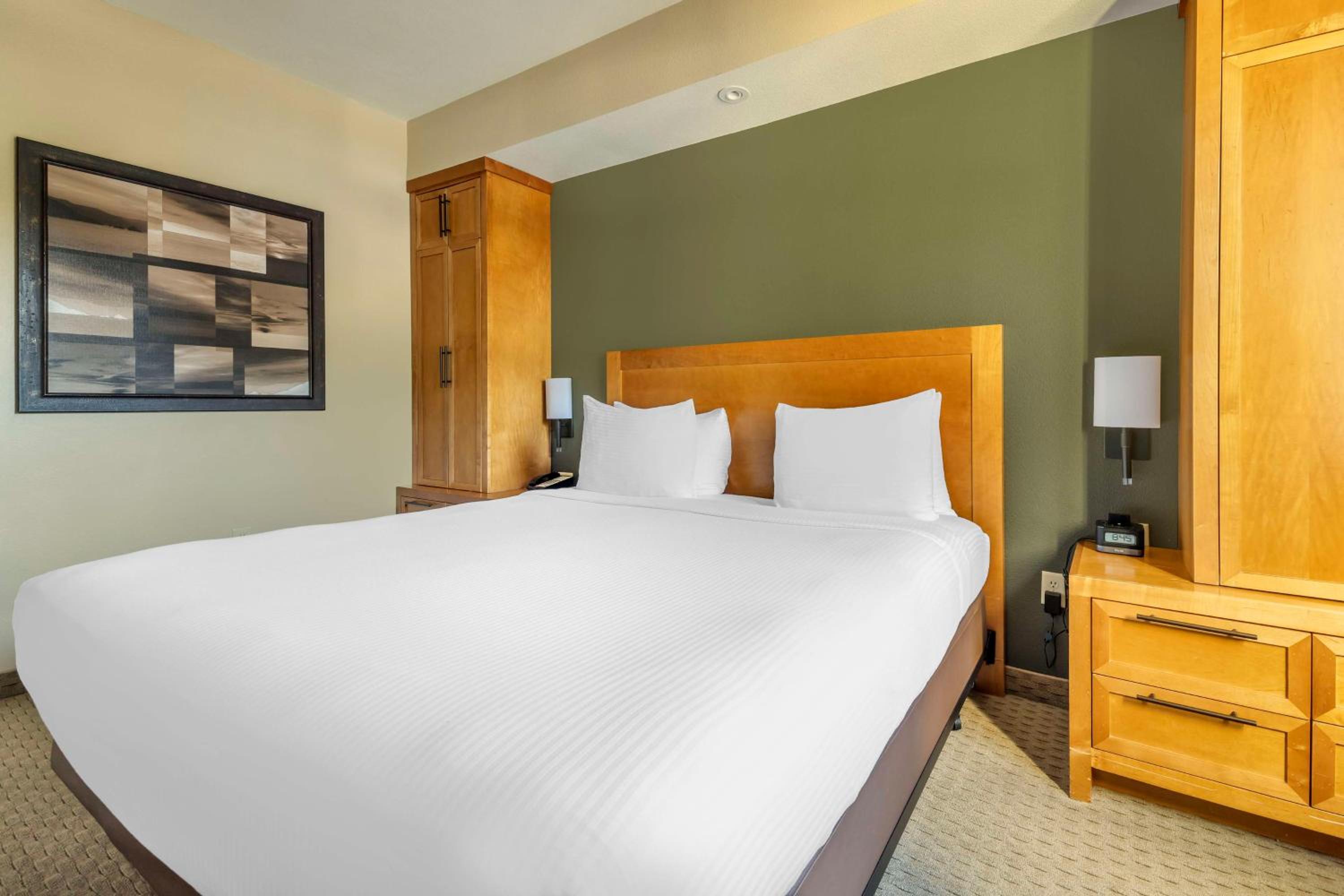 One-Bedroom Deluxe King Room - Hearing Access - Photo 1